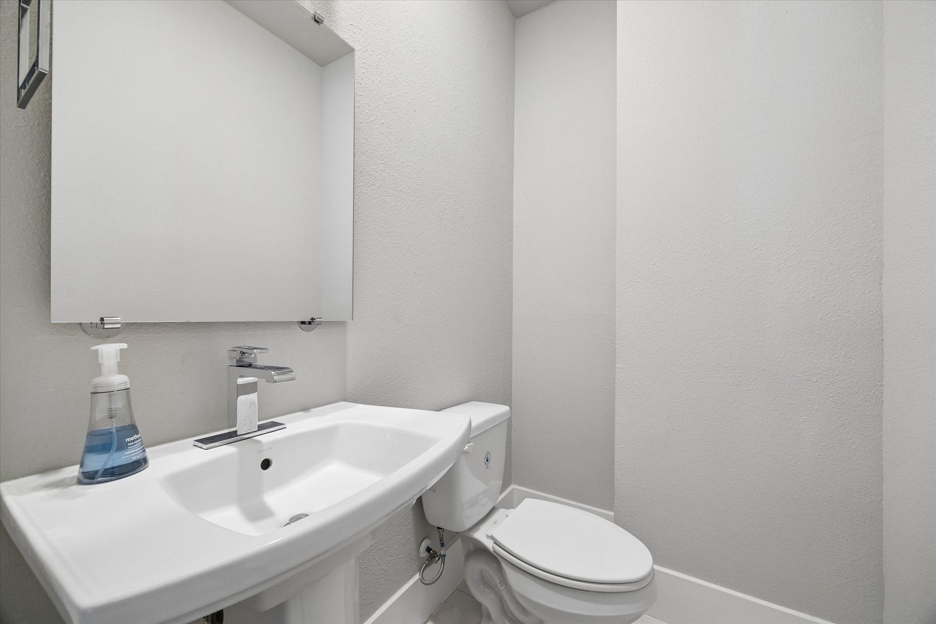 5707 Larkin Street, #B, Houston, TX 77007 Guest bath just off the second floor landing.