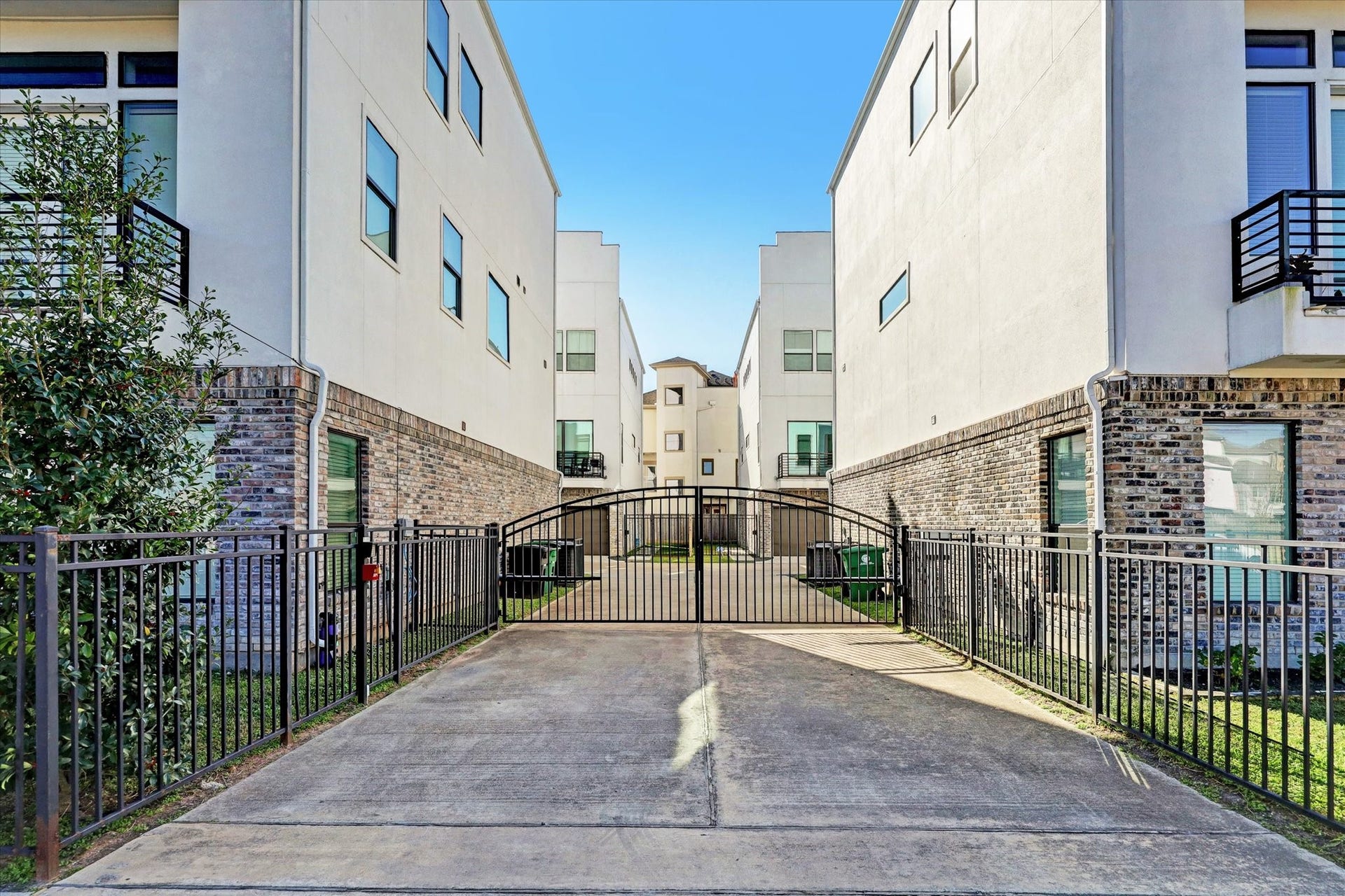 5707 Larkin Street, #B, Houston, TX 77007 Gate allows for controlled access. Schedule a showing to get the code!