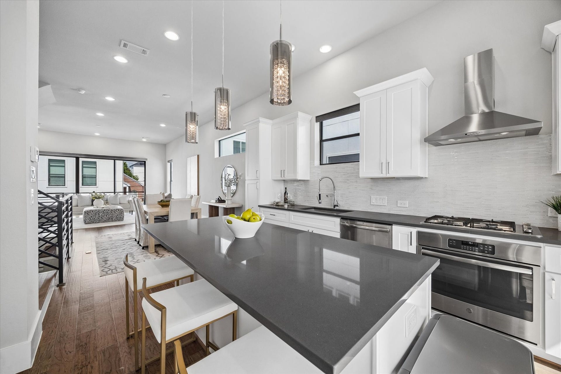 5707 Larkin Street, #B, Houston, TX 77007 Neutral clean backsplash ties the kitchen together well.