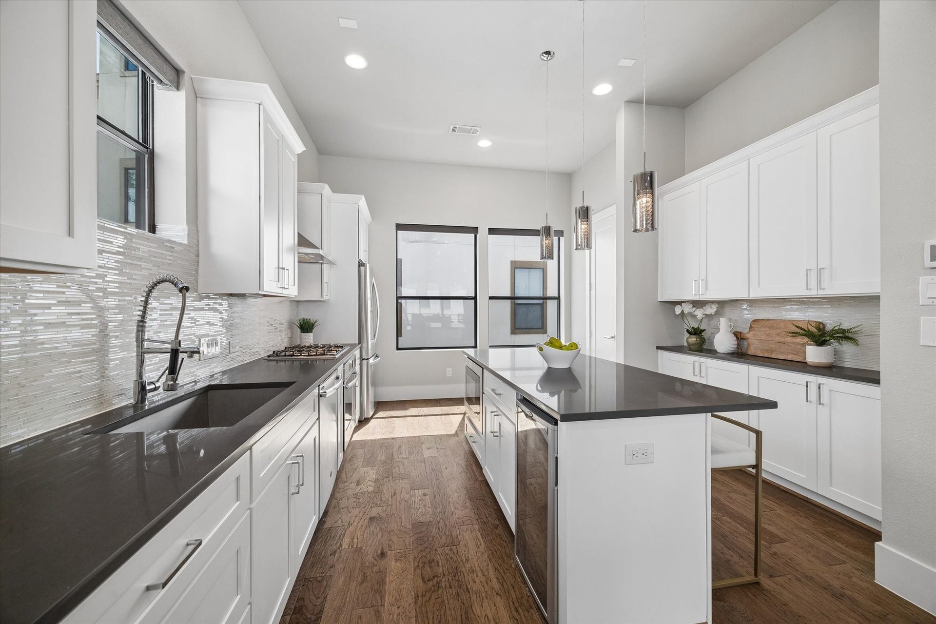 5707 Larkin Street, #B, Houston, TX 77007 The kitchen also boasts a real pantry! A rarity, but something you will appreciate once you are here!