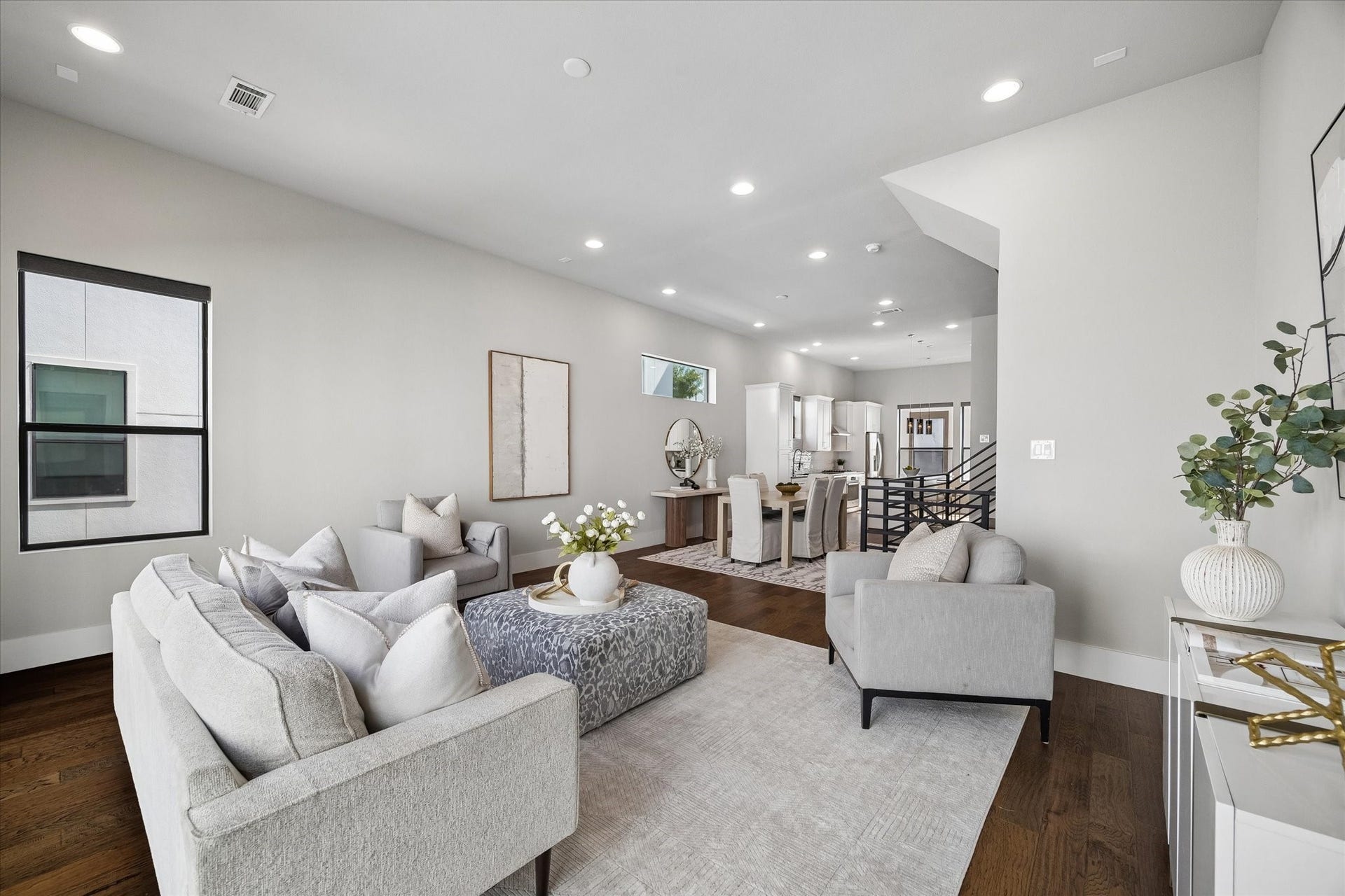 5707 Larkin Street, #B, Houston, TX 77007 Living room is a great square shape to accomodate large funiture. Not too long and skinny like many of these homes.