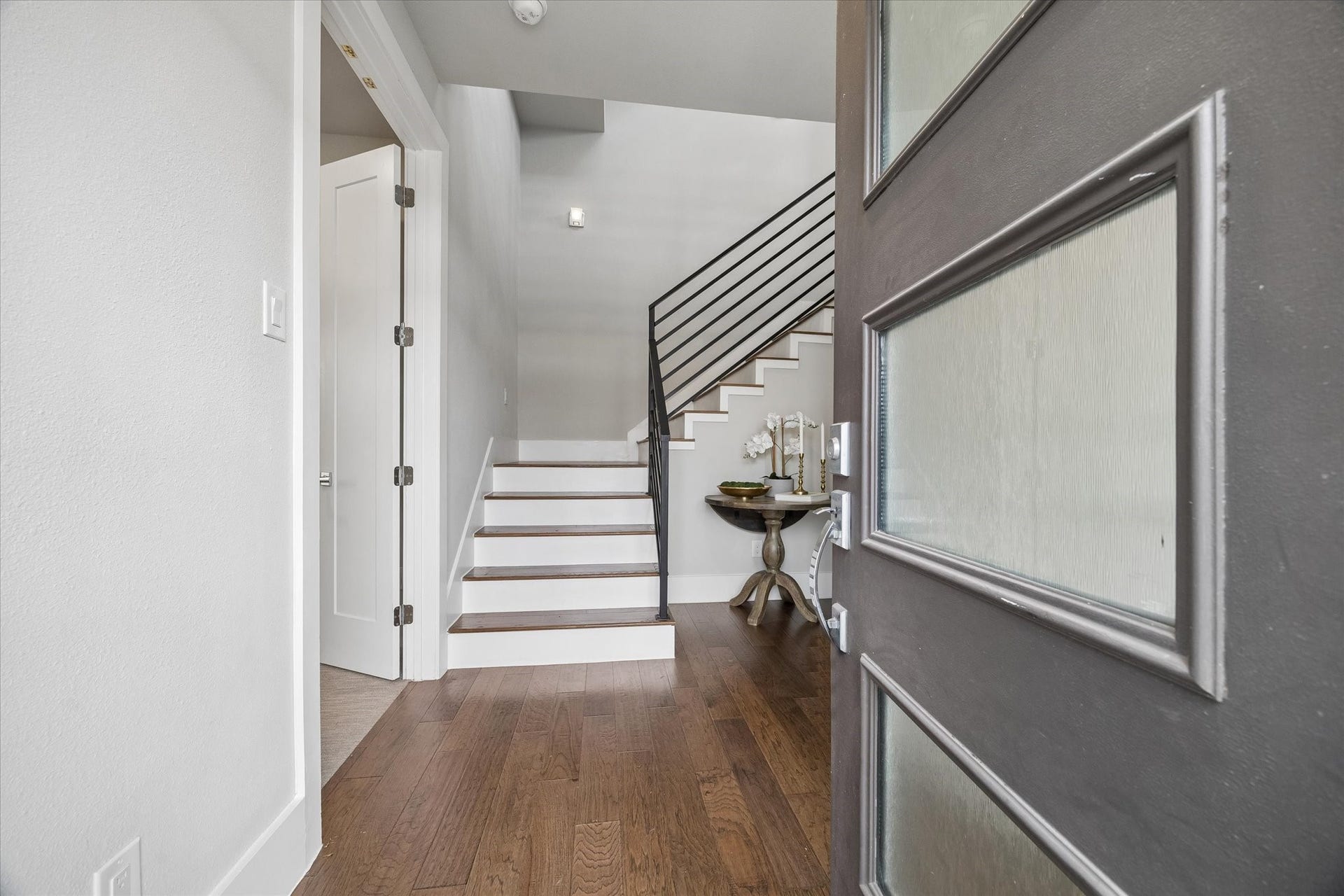 5707 Larkin Street, #B, Houston, TX 77007 Come on in! Spacious entry way greets you as you enter this stunning home.