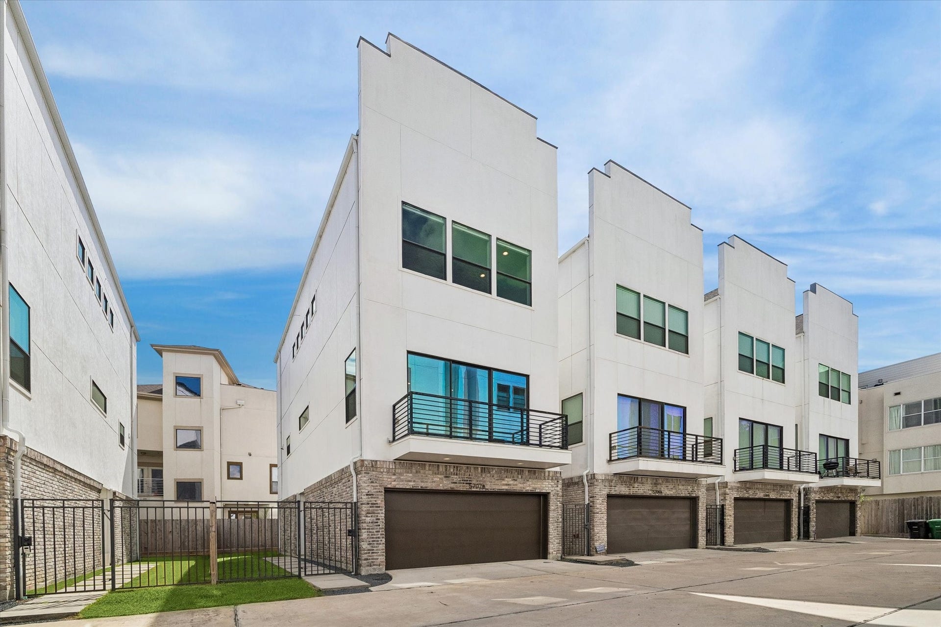 5707 Larkin Street, #B, Houston, TX 77007 Welcome to 5707 Larkin Street, B! This freestanding three story home has been meticulously cared for and is ready for its new owners.