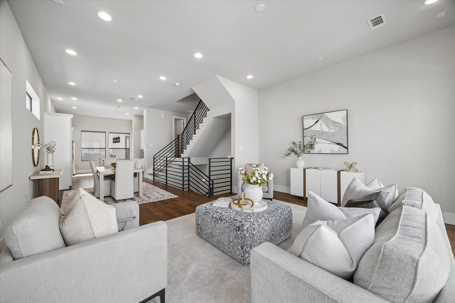 5707 Larkin Street, #B, Houston, TX 77007 Light, bright, and spacious!