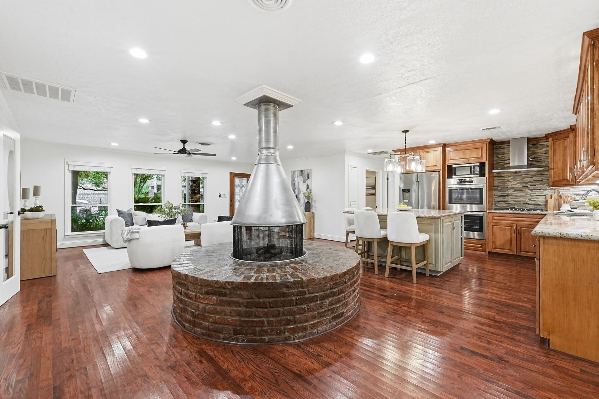 1320 Woodvine Drive, Houston, TX 77055 1320 Woodvine Drive, Houston, TX 77055
