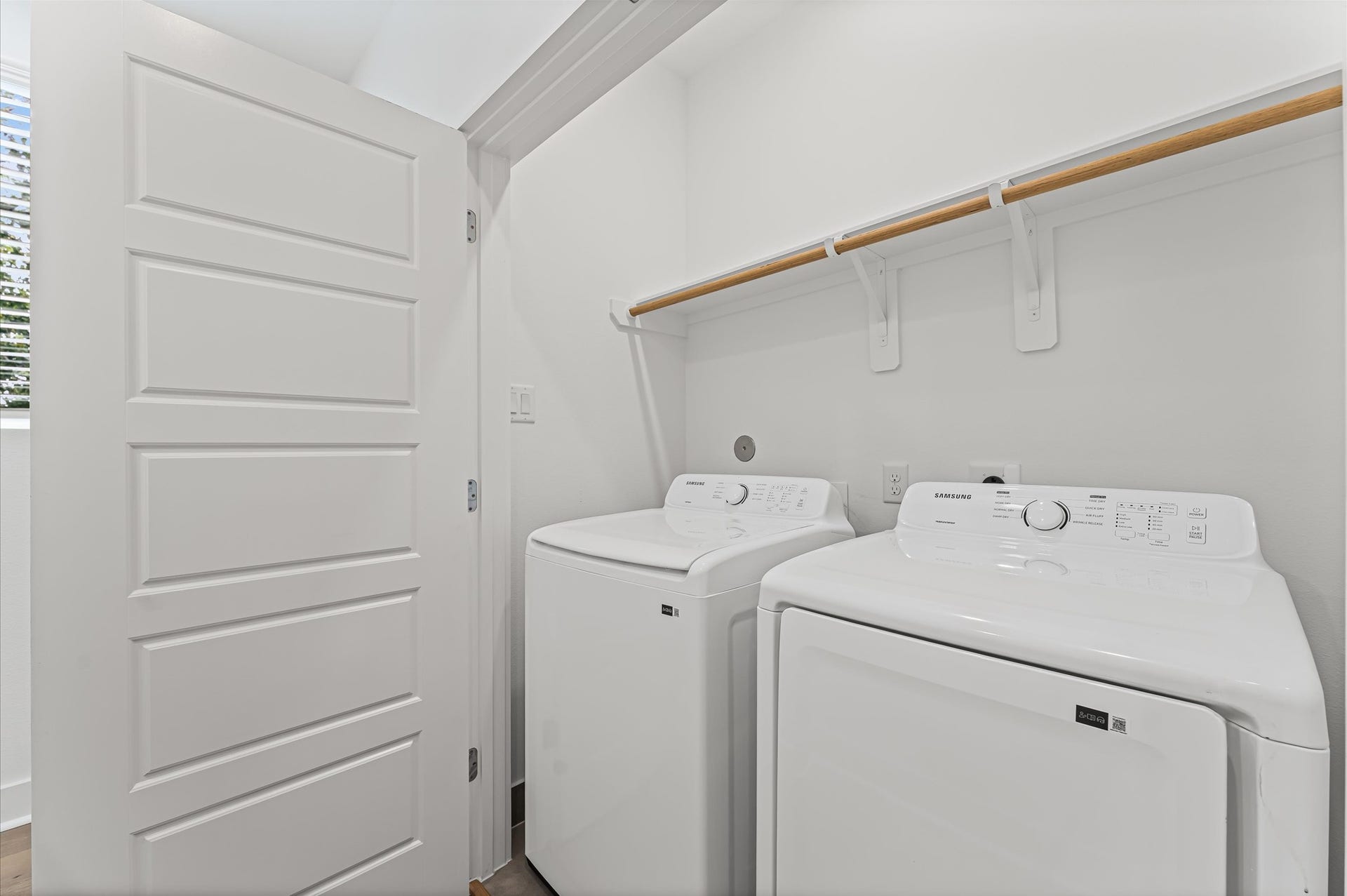 412 Neyland Street, #G, Houston, TX 77022 Conveniently located on the second floor, this well-appointed laundry room offers easy access from nearby bedroomsstreamlining daily routines and eliminating the need to carry laundry up and down stairs.