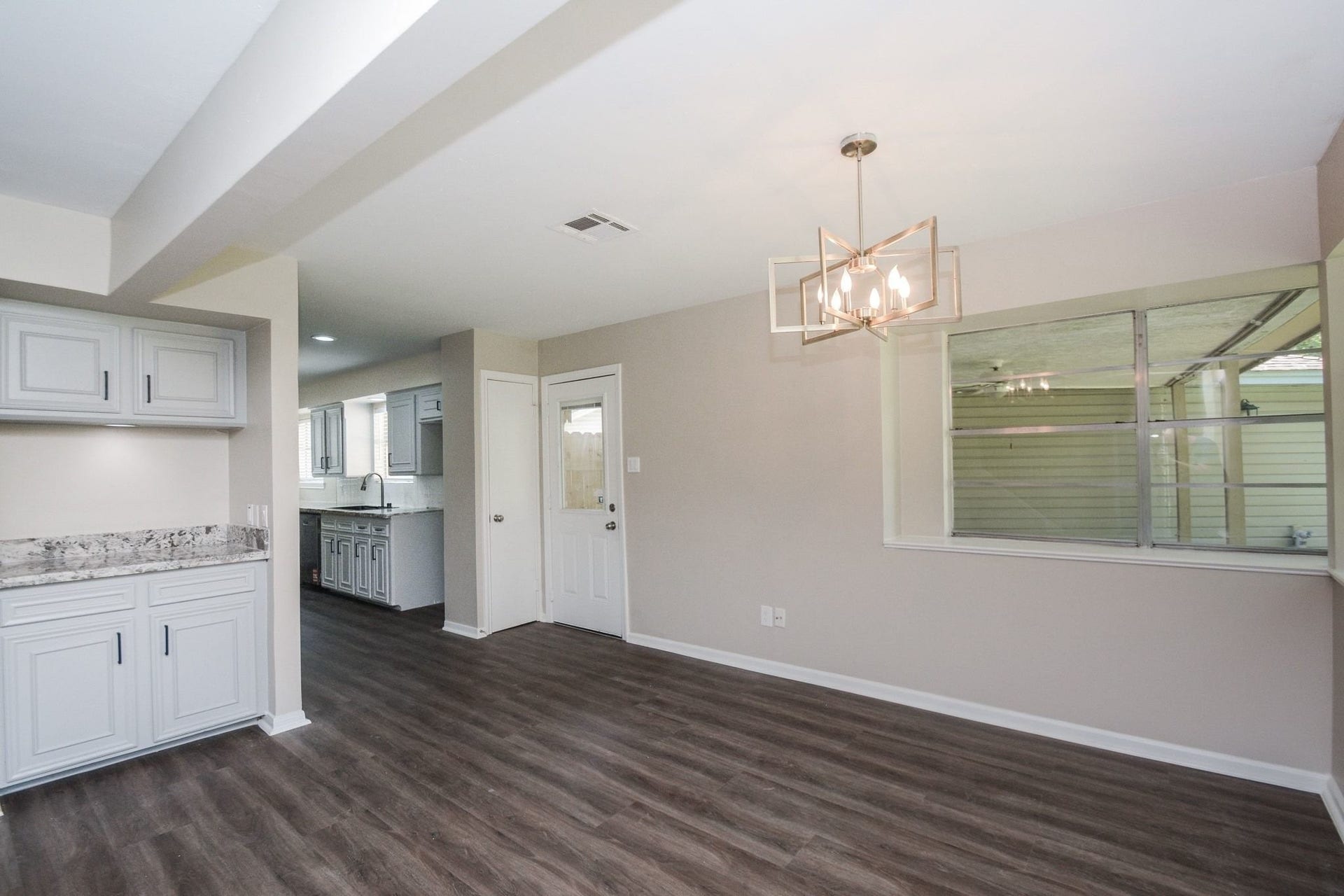 3018 Apple Valley Lane, Missouri City, TX 77459 Elegant, entertaining dining is simple in this inviting nook, off the kitchen, left.