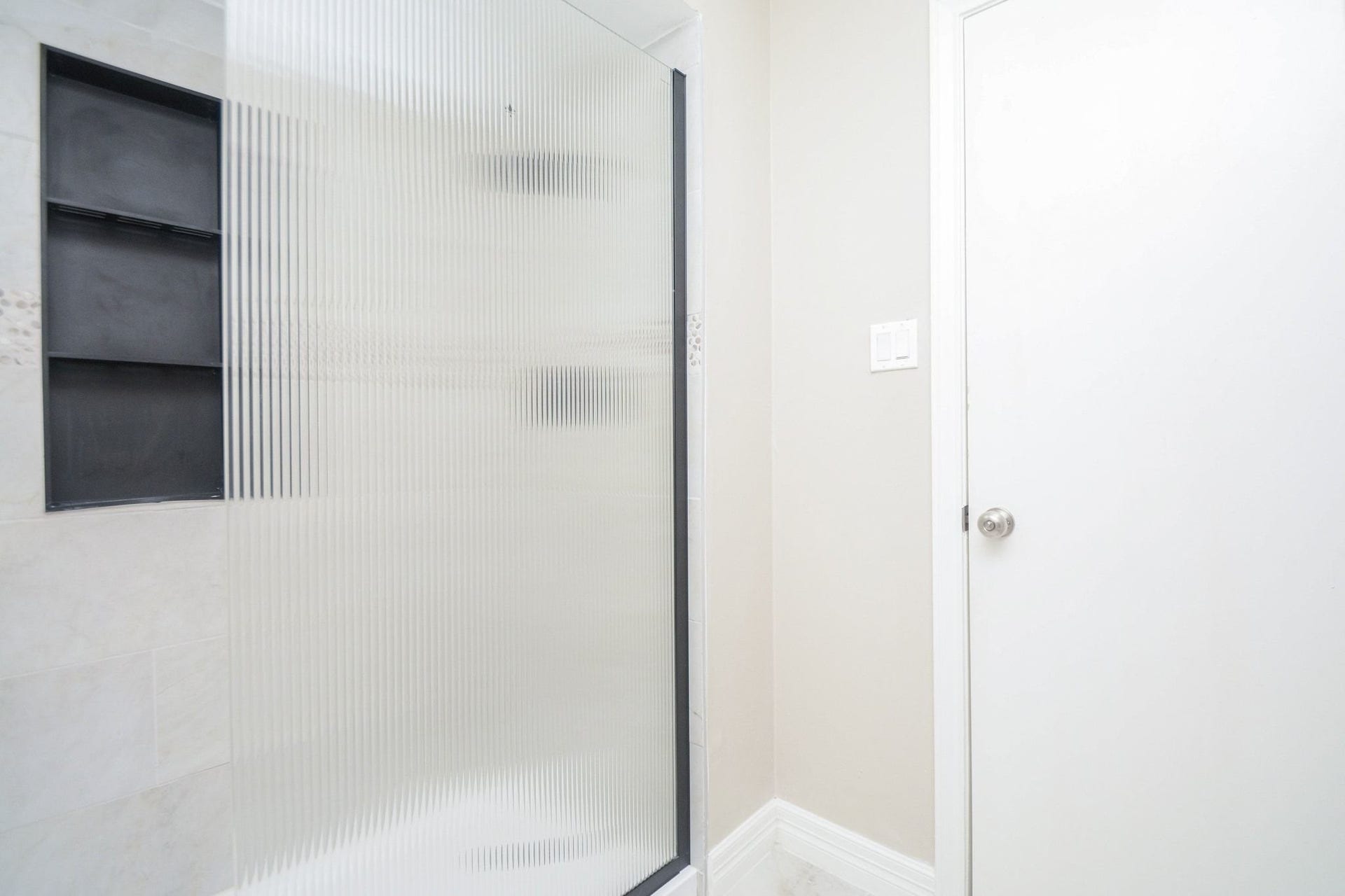 3018 Apple Valley Lane, Missouri City, TX 77459 Keep it simple and functional, as in this walk-in shower!