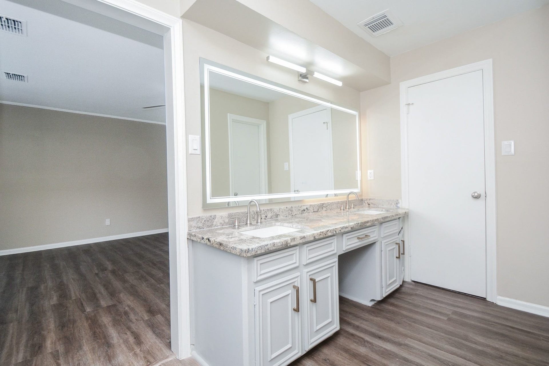 3018 Apple Valley Lane, Missouri City, TX 77459 This open, contemporary bath is pleasing in its linear configuration, with double sinks set in granite?, framed wall wide mirror, and handy vanity, below.