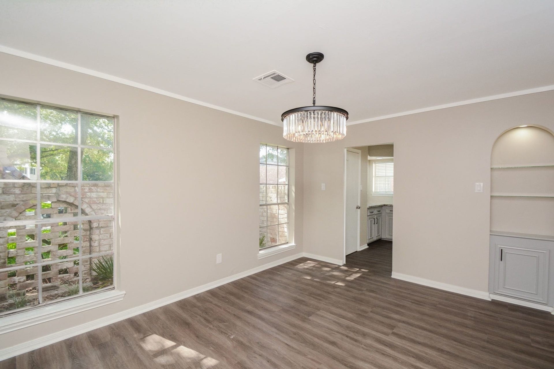 3018 Apple Valley Lane, Missouri City, TX 77459 .This home is so warm and full of delightful day-to-day and special day entertaining space.