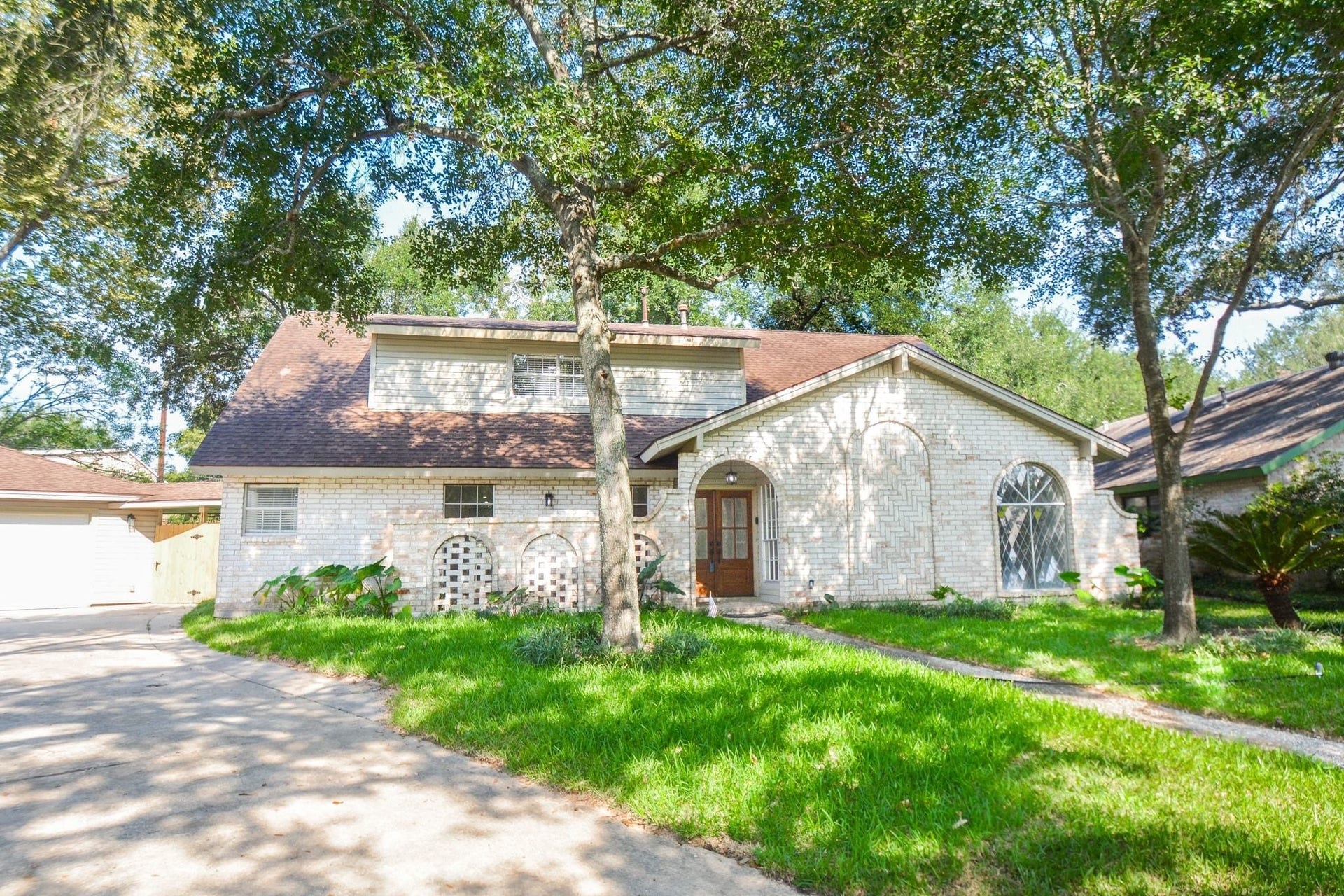3018 Apple Valley Lane, Missouri City, TX 77459 Gorgeous, 1.5 story 2-story brick beauty.. Inside are 5 bedrooms and 3-1/2 baths gracing a generous 14,444 square-foot-lot with 2,939 square-feet of interior living space.