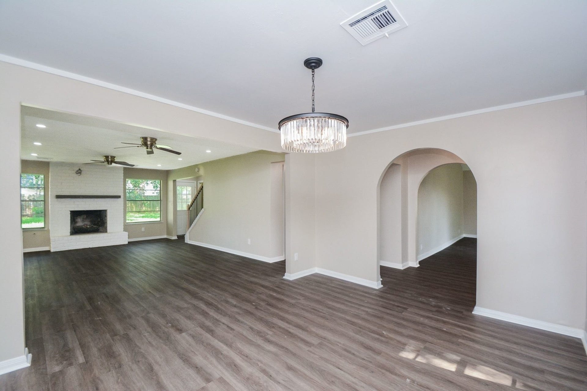 3018 Apple Valley Lane, Missouri City, TX 77459 Formal dining and entertaining is delightfully bright in this open formal dining area.
