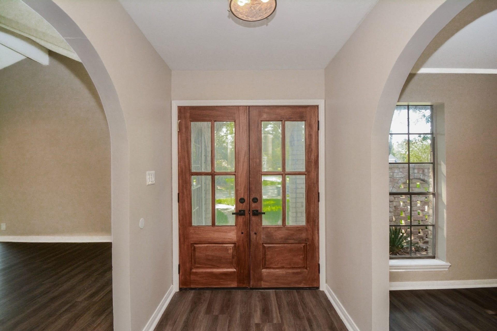3018 Apple Valley Lane, Missouri City, TX 77459 Tranquil earth tones fill walls in this inside view of the main entry.