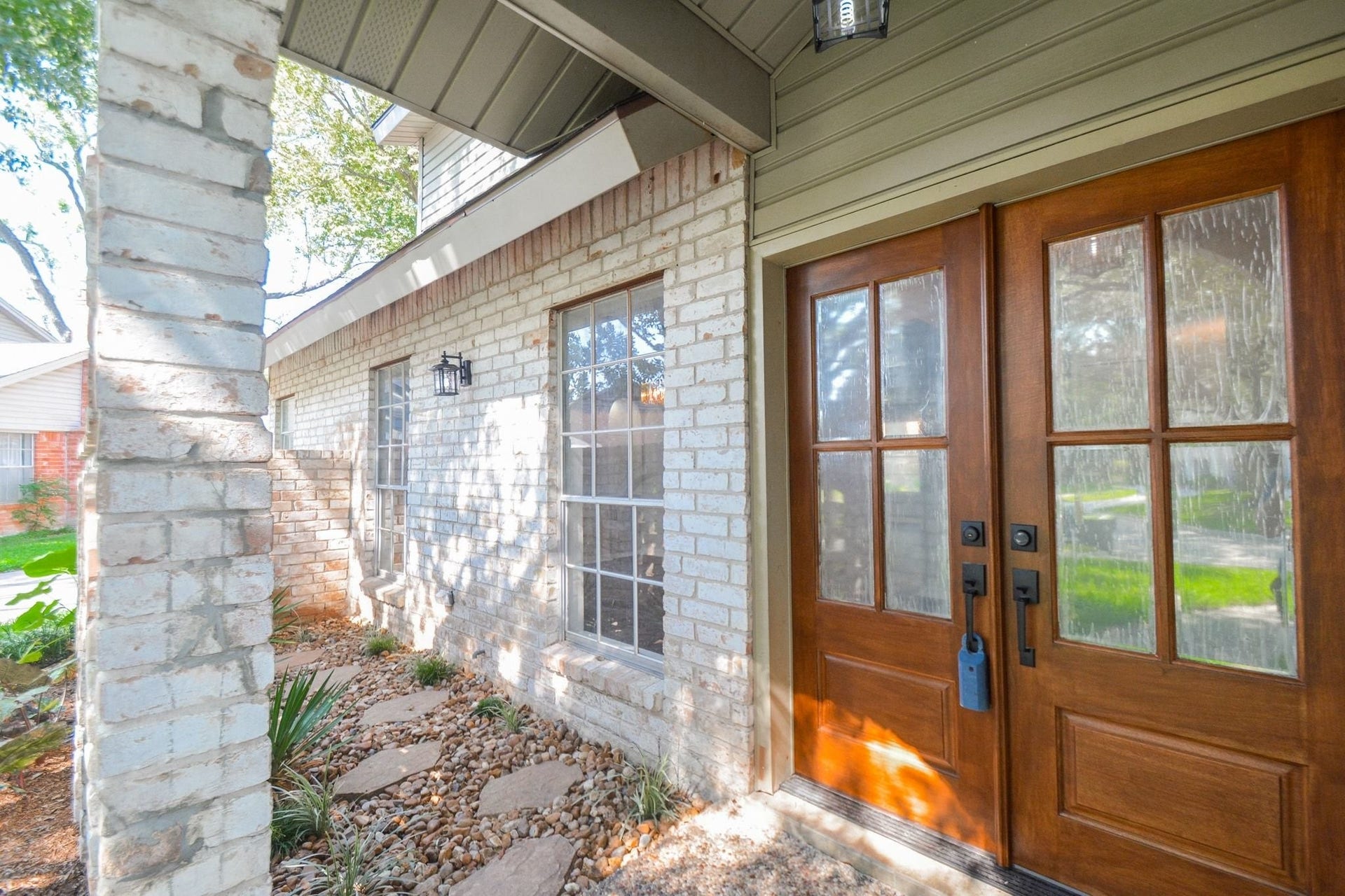 3018 Apple Valley Lane, Missouri City, TX 77459 Double wooden doors grace the main covered entry.