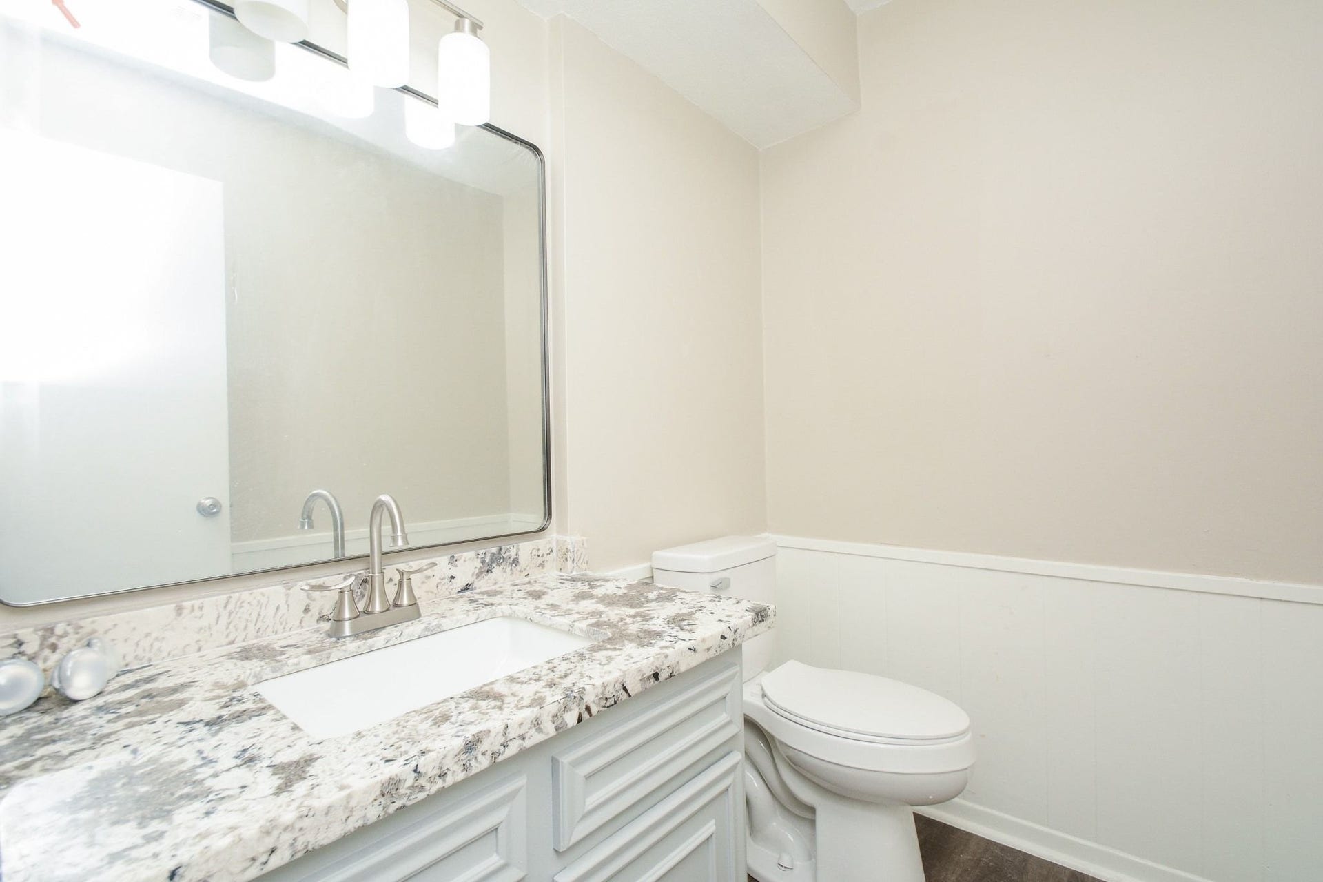 3018 Apple Valley Lane, Missouri City, TX 77459 A combined shower/bathtub offers personal options in this secondary bath.