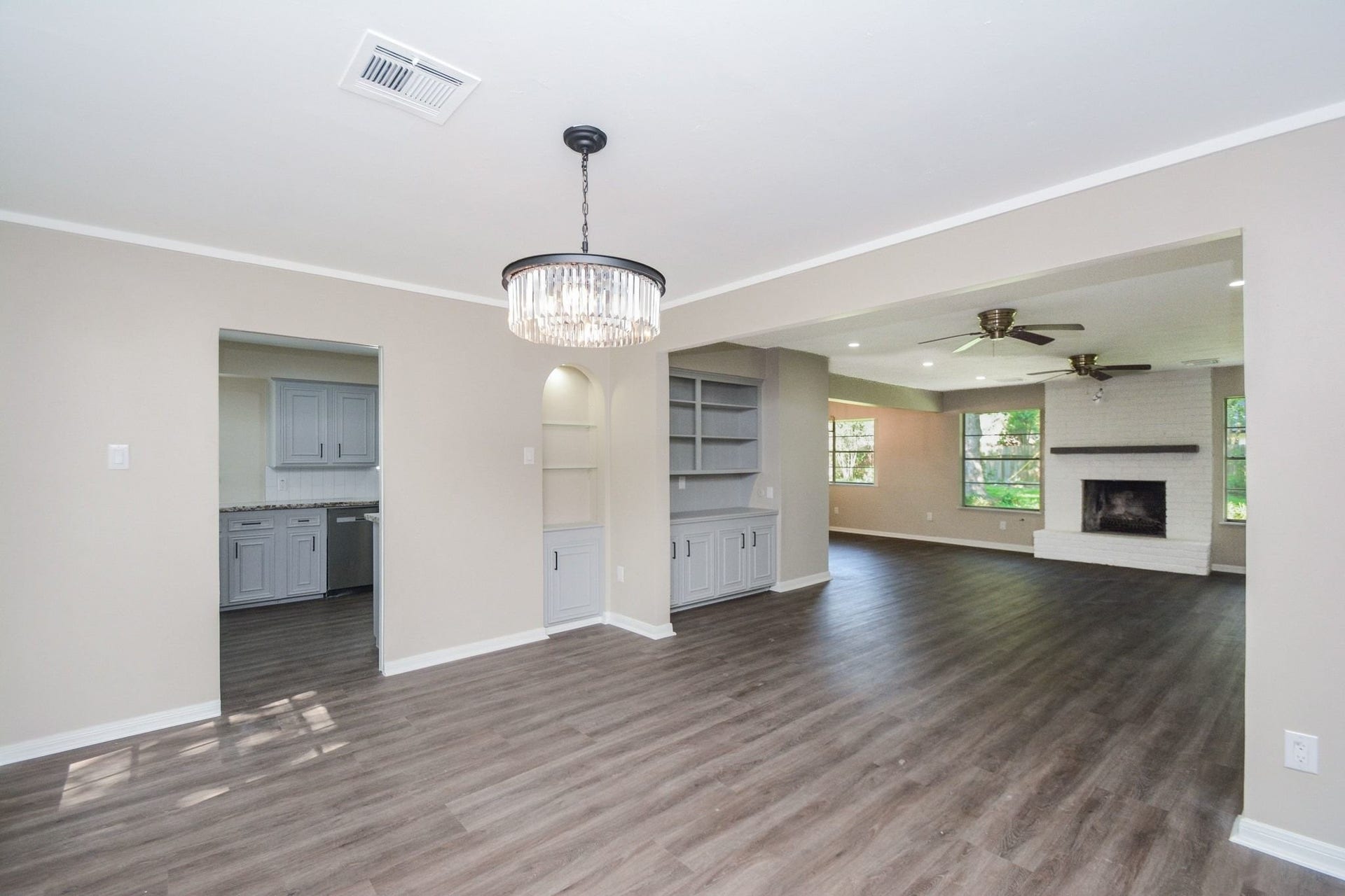 3018 Apple Valley Lane, Missouri City, TX 77459 What an amazing open view from the interior of dining/living space.
