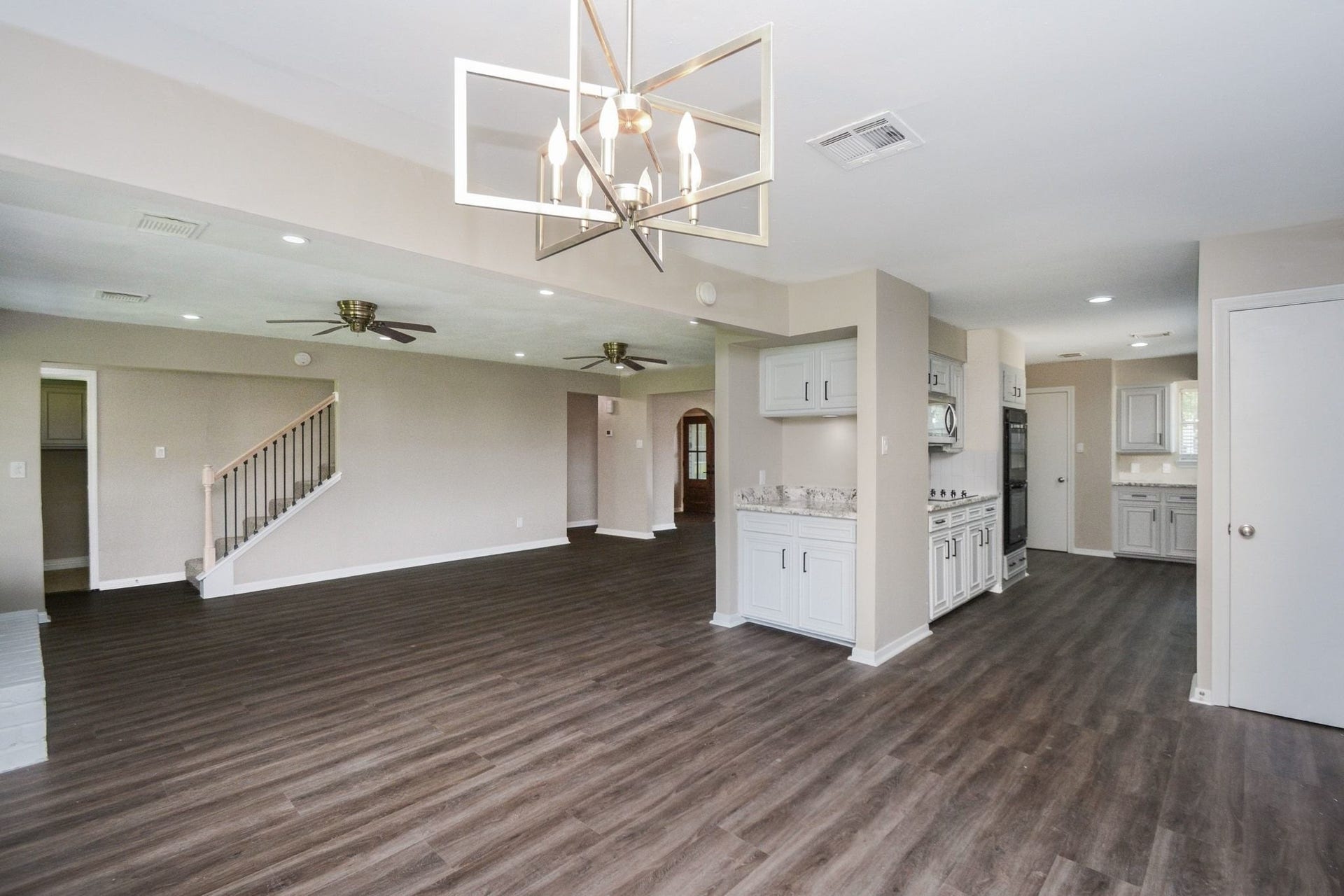 3018 Apple Valley Lane, Missouri City, TX 77459 From any angle, combined areas are completely visible; there for the taking and mingling!