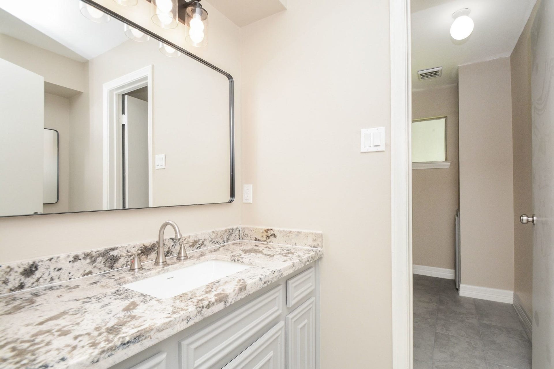 3018 Apple Valley Lane, Missouri City, TX 77459 A secondary bath offers the same privacy and rich features as its primary!
