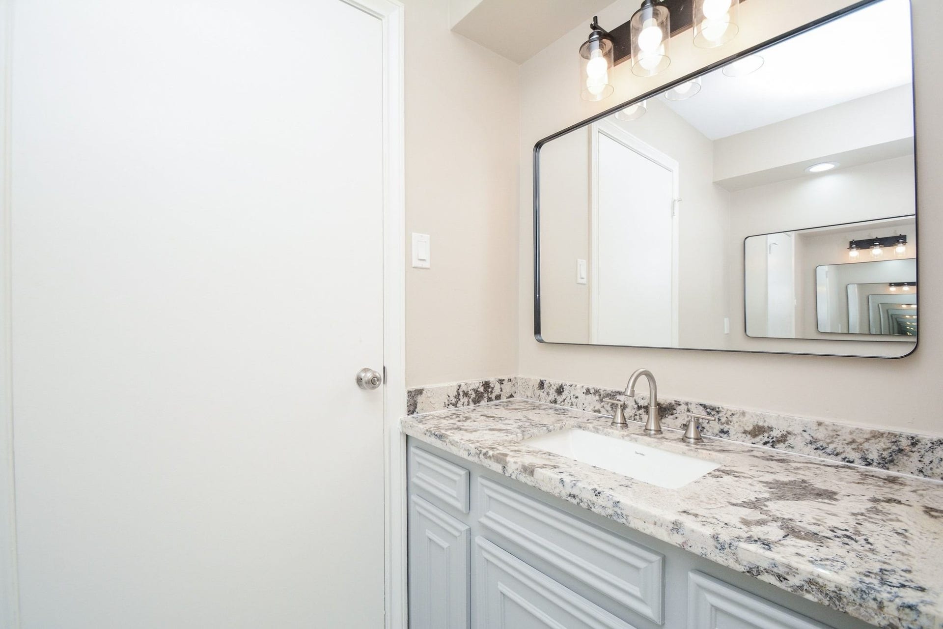 3018 Apple Valley Lane, Missouri City, TX 77459 Simple repetition of bathroom features reign in secondary baths.