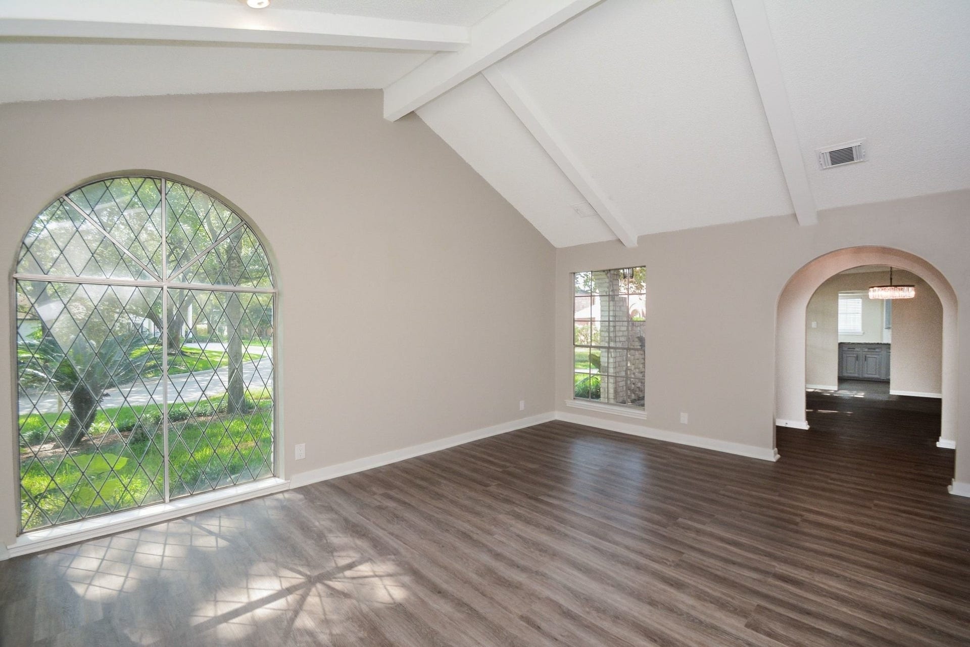 3018 Apple Valley Lane, Missouri City, TX 77459 Note the ceiling detail in this bright view!