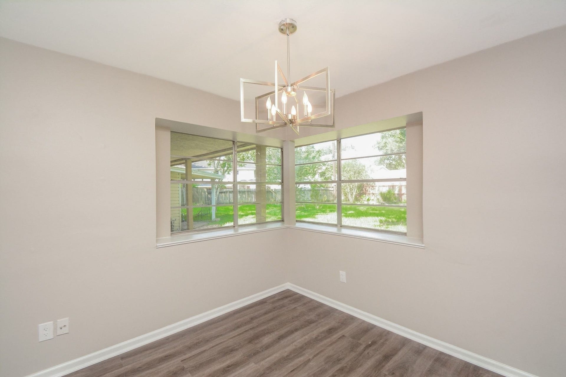 3018 Apple Valley Lane, Missouri City, TX 77459 Double windows warm and light this corner!