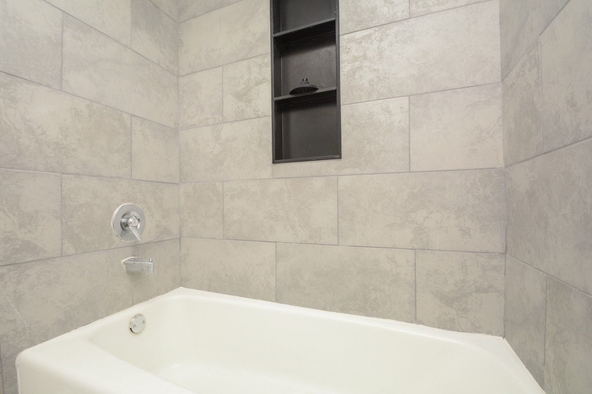 3018 Apple Valley Lane, Missouri City, TX 77459 This luxurious soaking tub may just be your reserved spot after move in day comes to a close!