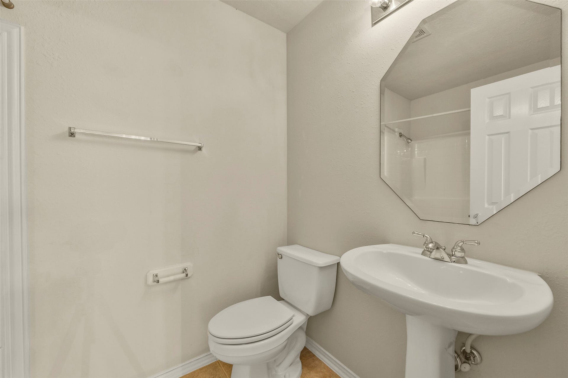9902 Autumn Lake Trail, Pearland, TX 77584 This full bath off the gameroom lends itself to another bedroom opportunity if needed.