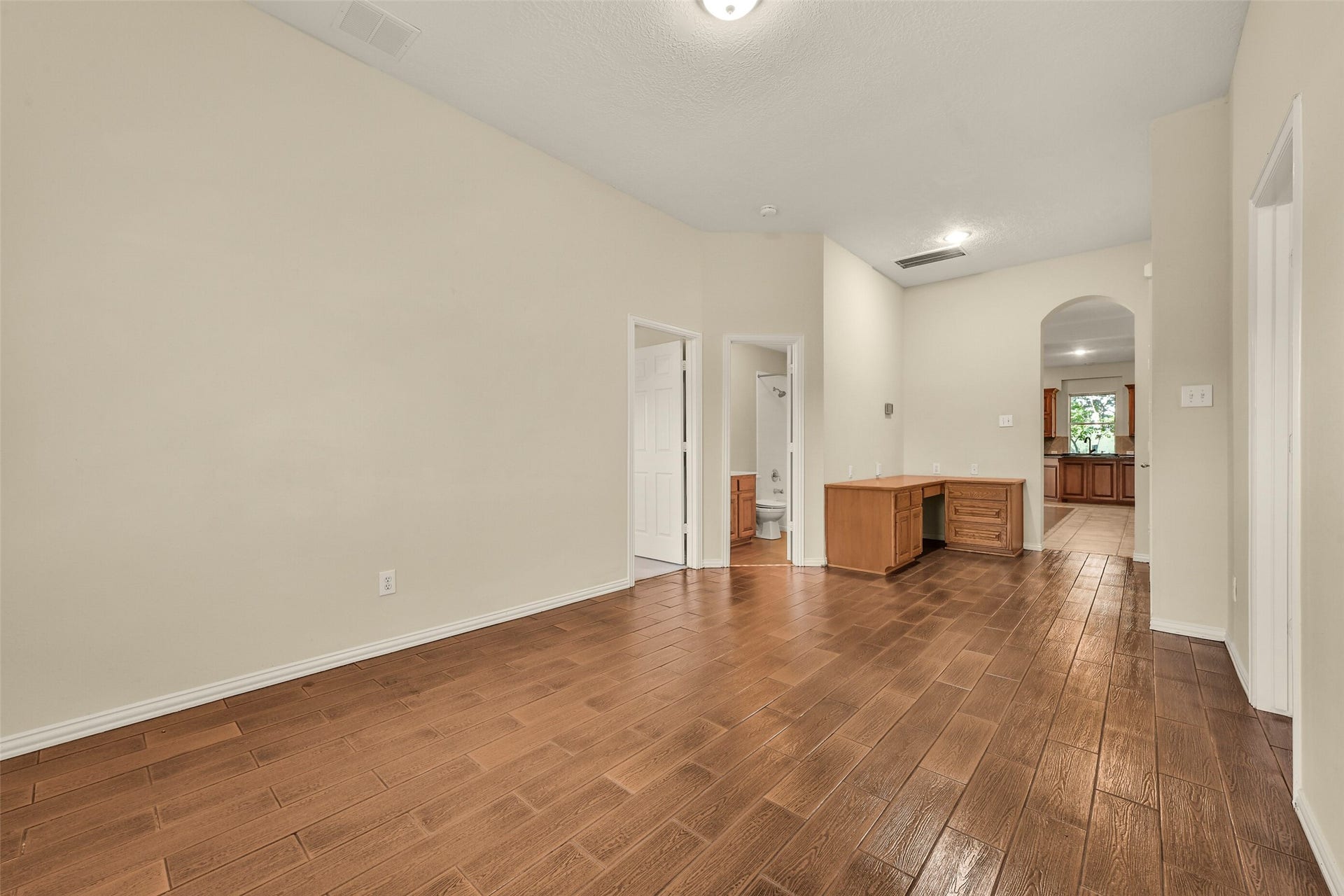 9902 Autumn Lake Trail, Pearland, TX 77584 Flex space features a built-in desk.