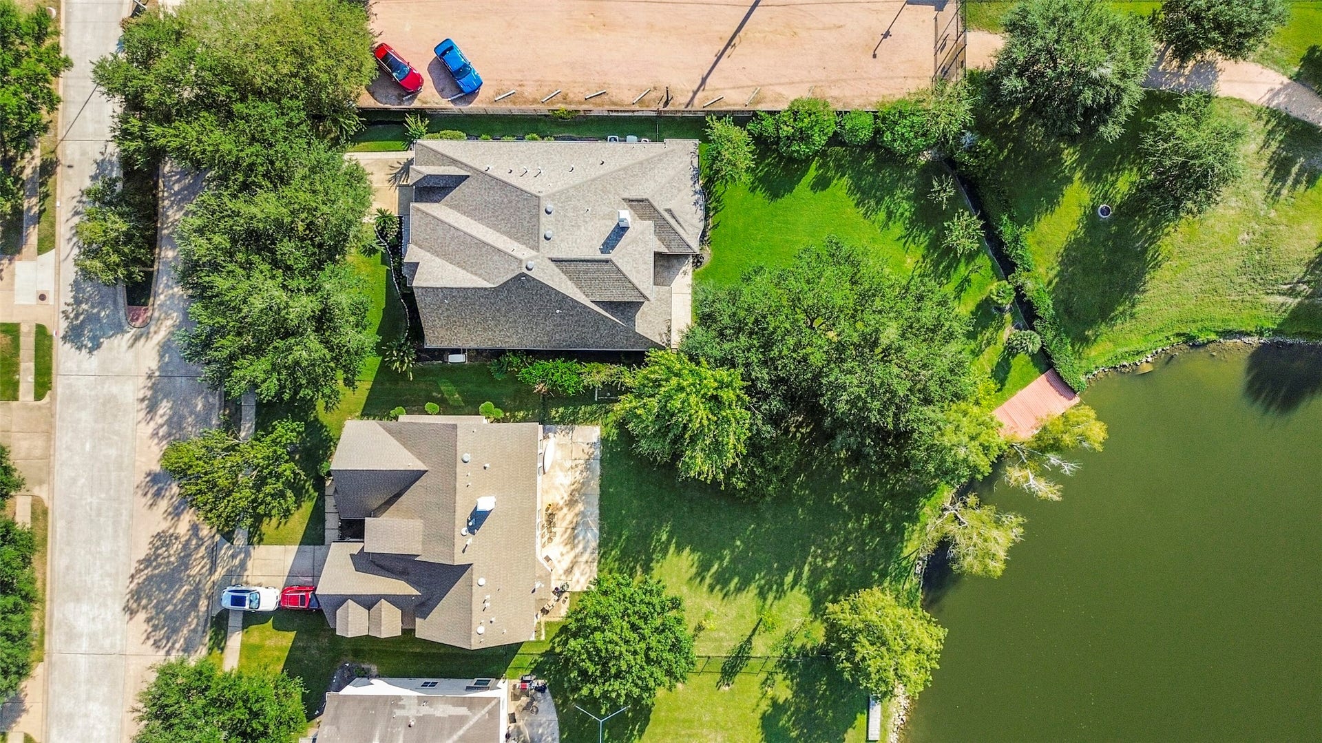 9902 Autumn Lake Trail, Pearland, TX 77584 Charming lakeside property with a spacious yard, mature trees, and direct water access, perfect for serene living or entertaining.
