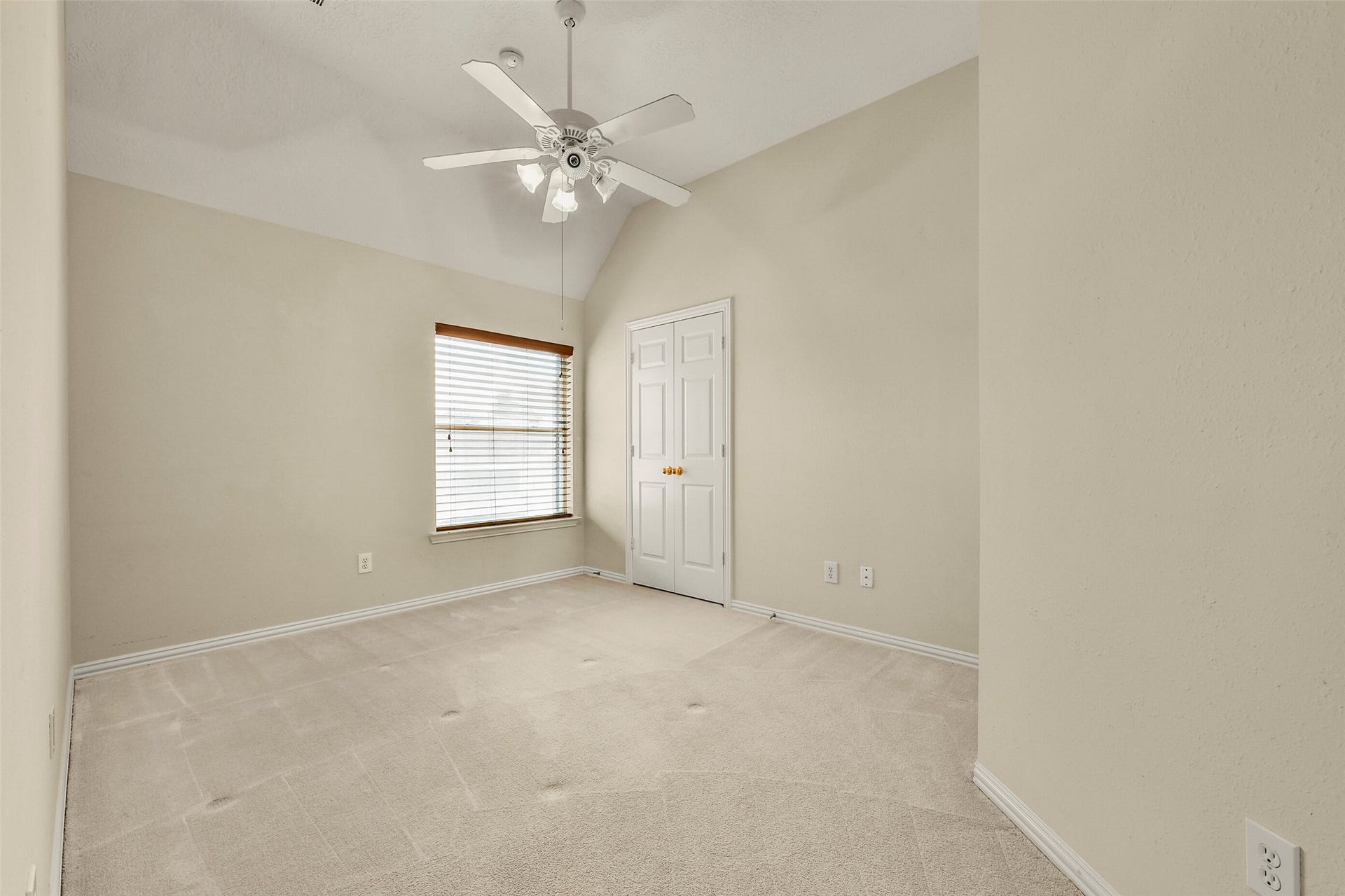 9902 Autumn Lake Trail, Pearland, TX 77584 Secondary bedroom.
