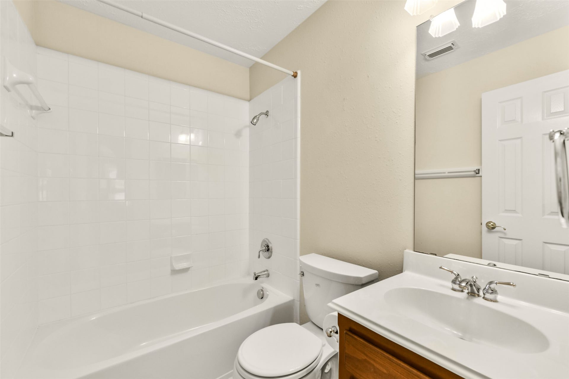 9902 Autumn Lake Trail, Pearland, TX 77584 Full bath adjacent to study lends itself to a possible guest suite.