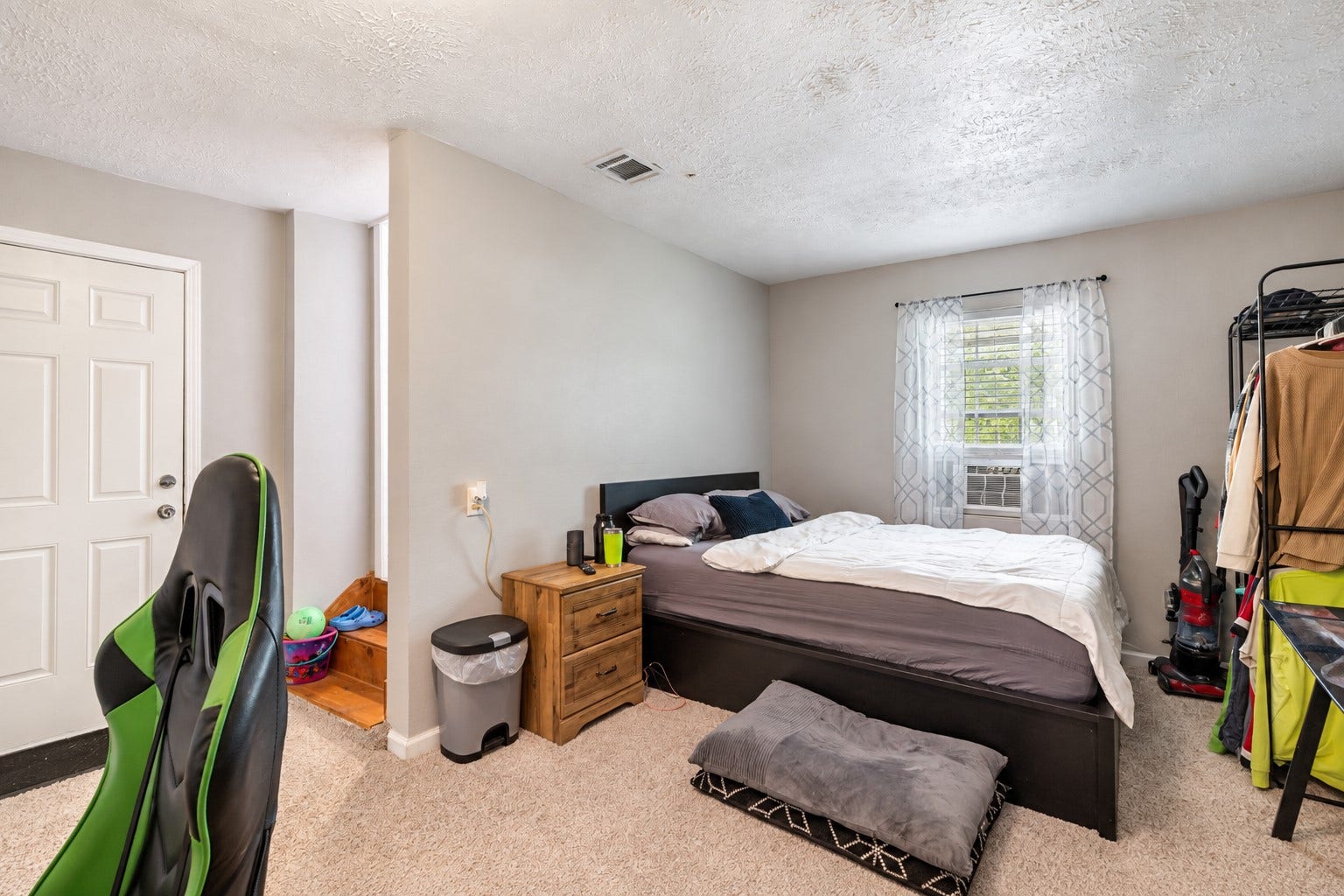 903 Willow Street, Pasadena, TX 77506 Comfortable bedroom featuring a well-planned layout, generous closet space, and convenient access to the kitchen and backyard.