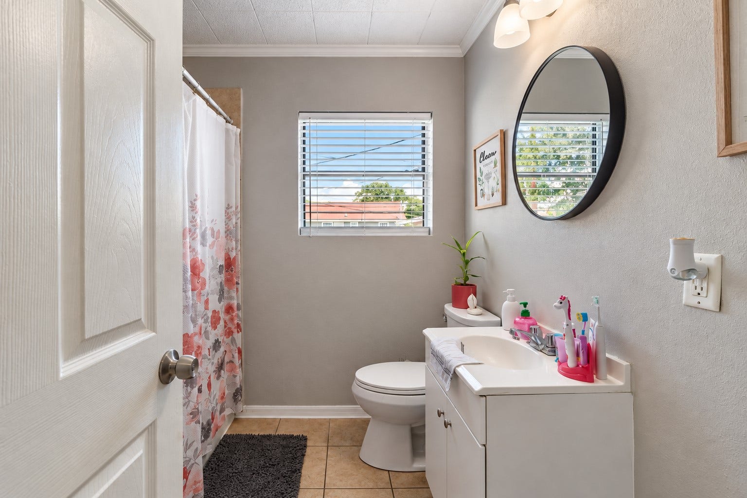 903 Willow Street, Pasadena, TX 77506 Clean and inviting bathroom featuring a newer bathtub.