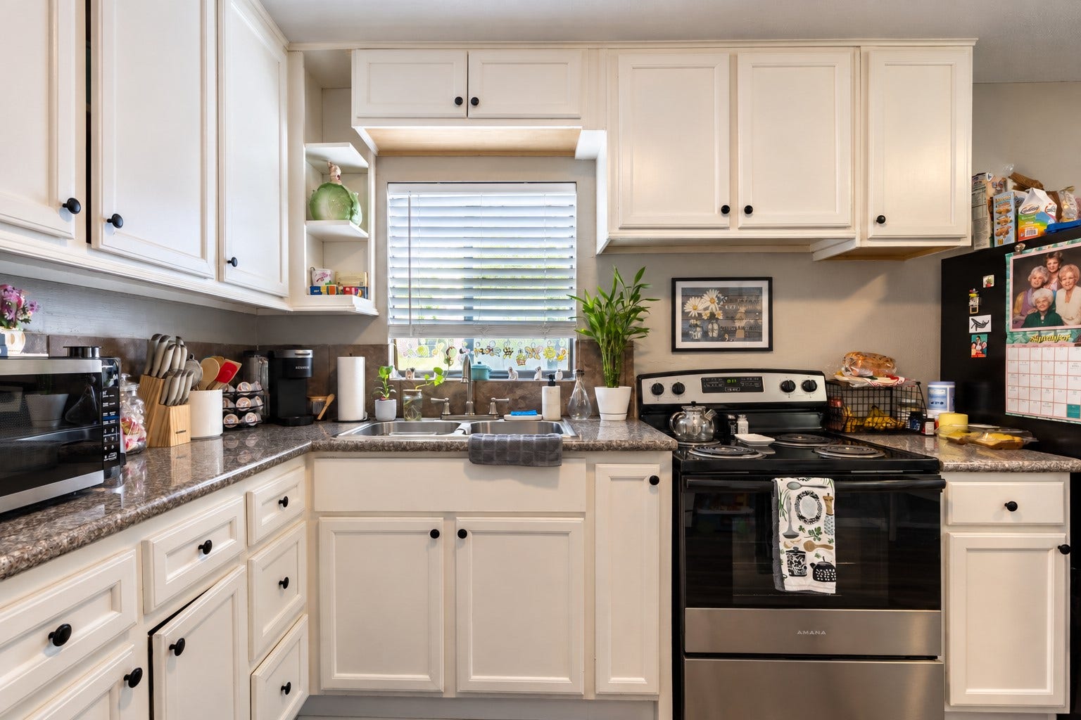 903 Willow Street, Pasadena, TX 77506 Plenty of prep and cooking space!