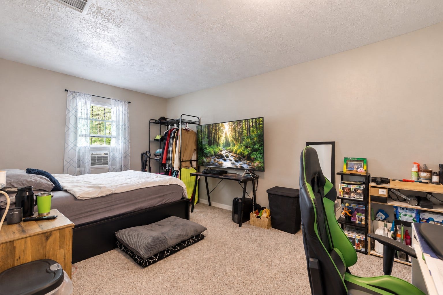 903 Willow Street, Pasadena, TX 77506 Bedroom right off the kitchen offers great privacy.