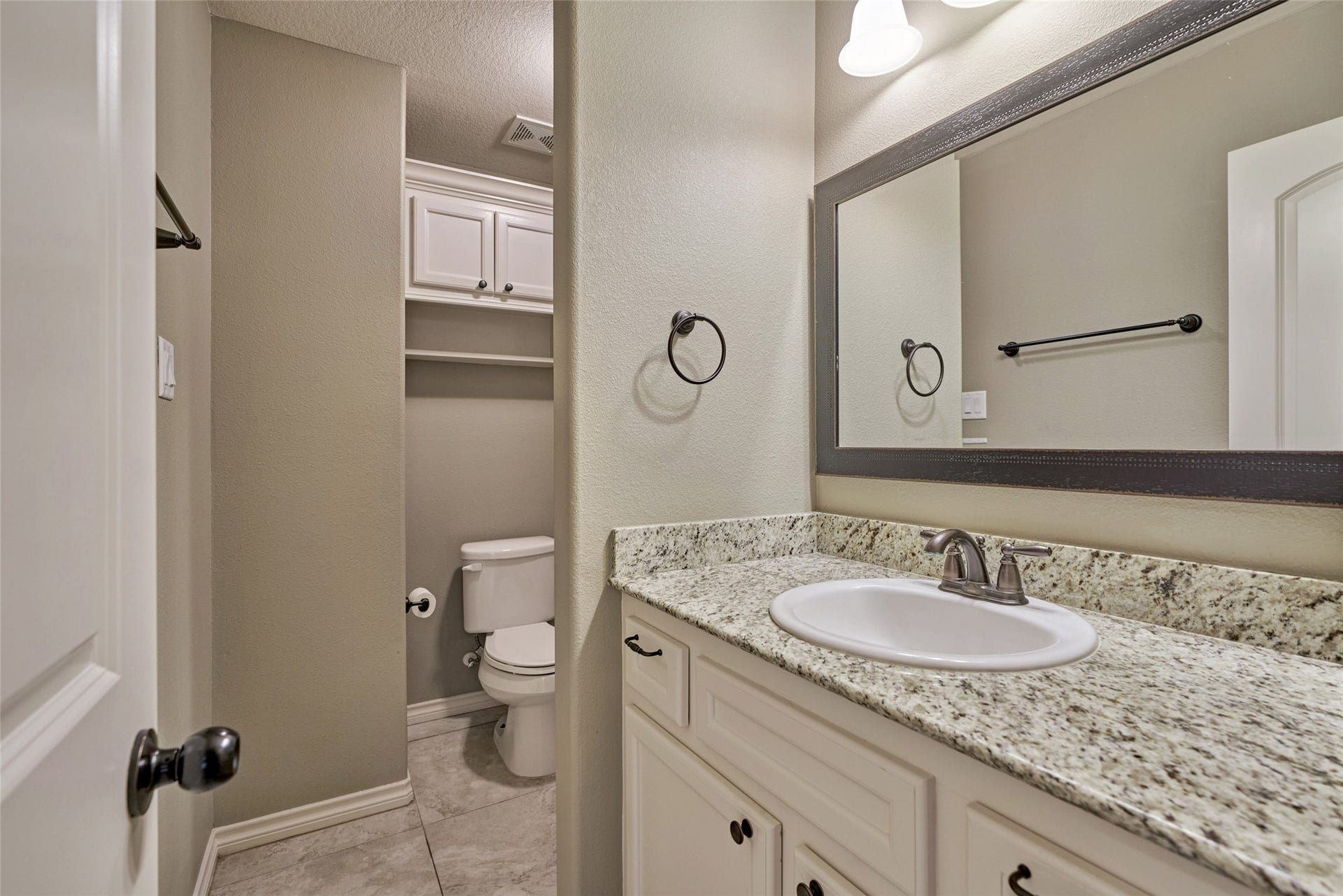 119 Bessie Price Owens Drive, Montgomery, TX 77356 Shared bathrooms for both secondary bedrooms.