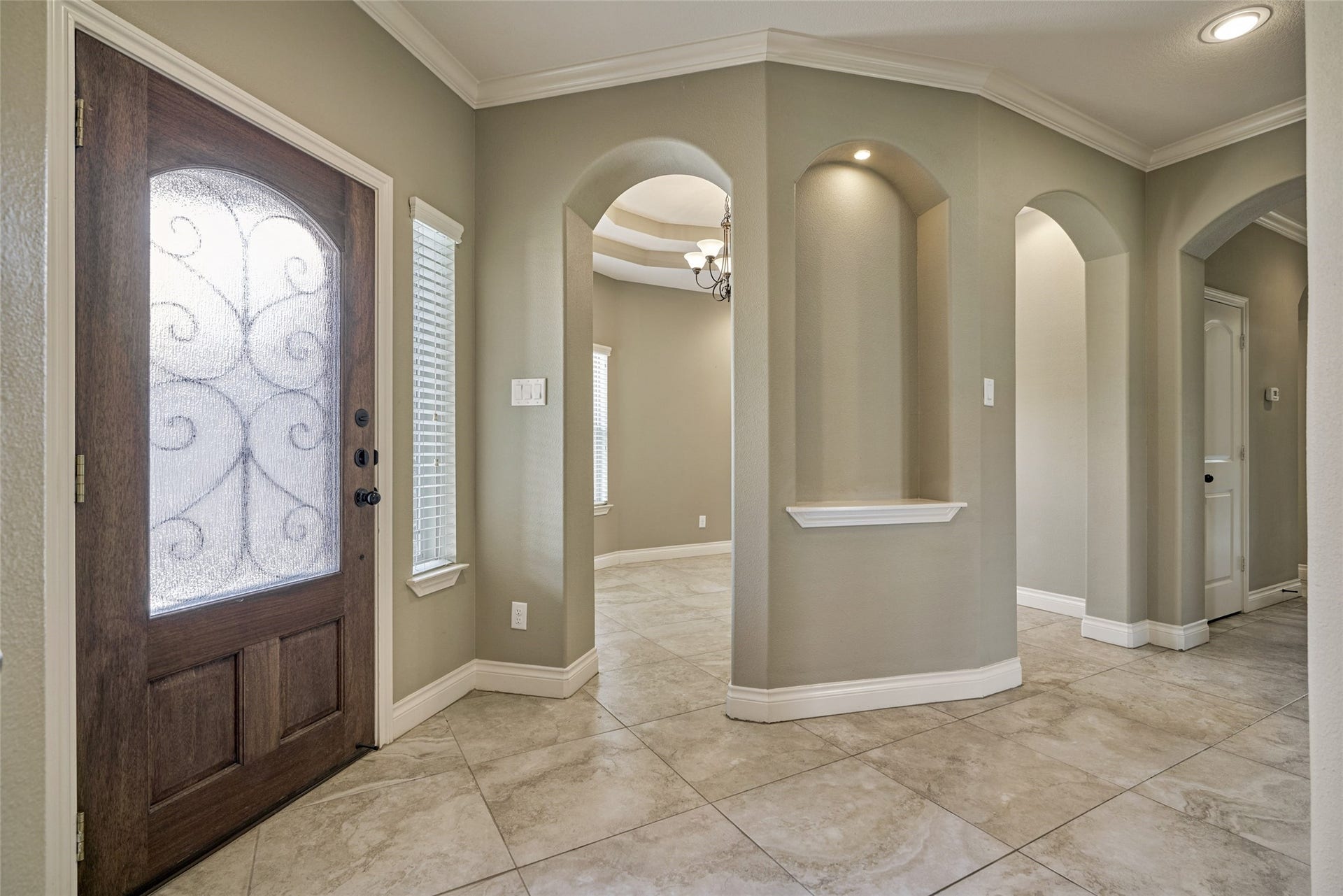 119 Bessie Price Owens Drive, Montgomery, TX 77356 This side of the foyer has an art niche ready for a beautiful centerpiece. Enter into the formal dining room through either side of the arches.