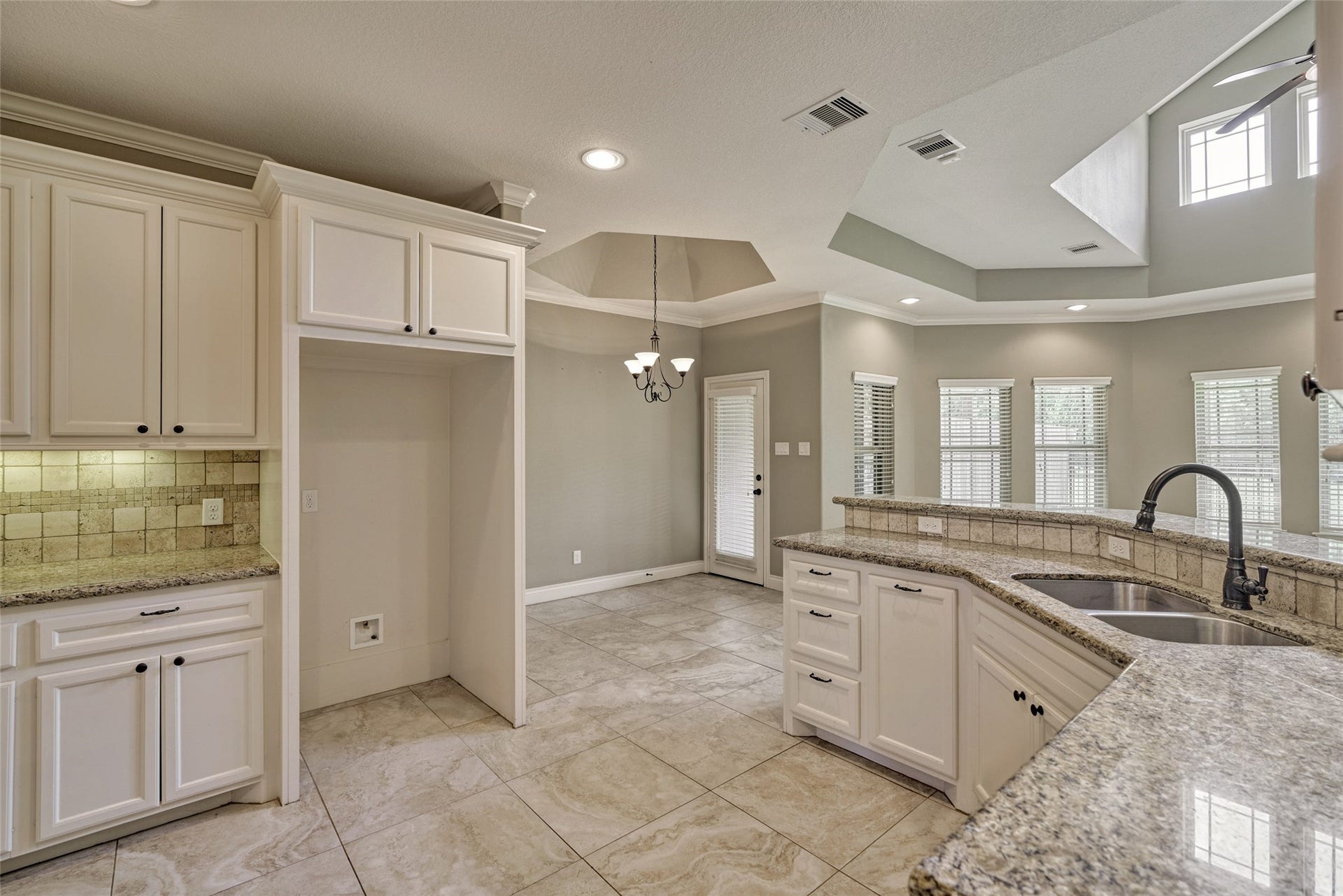 119 Bessie Price Owens Drive, Montgomery, TX 77356 Just off of the breakfast room is the patio door that gives access to the backyard.