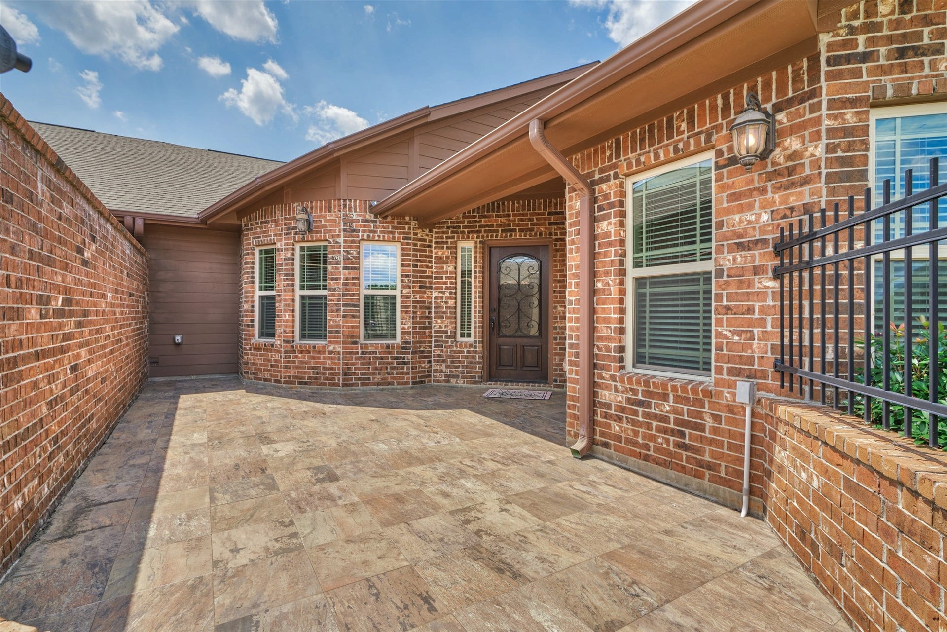 119 Bessie Price Owens Drive, Montgomery, TX 77356 Gated entryway/patio area to welcome guests.