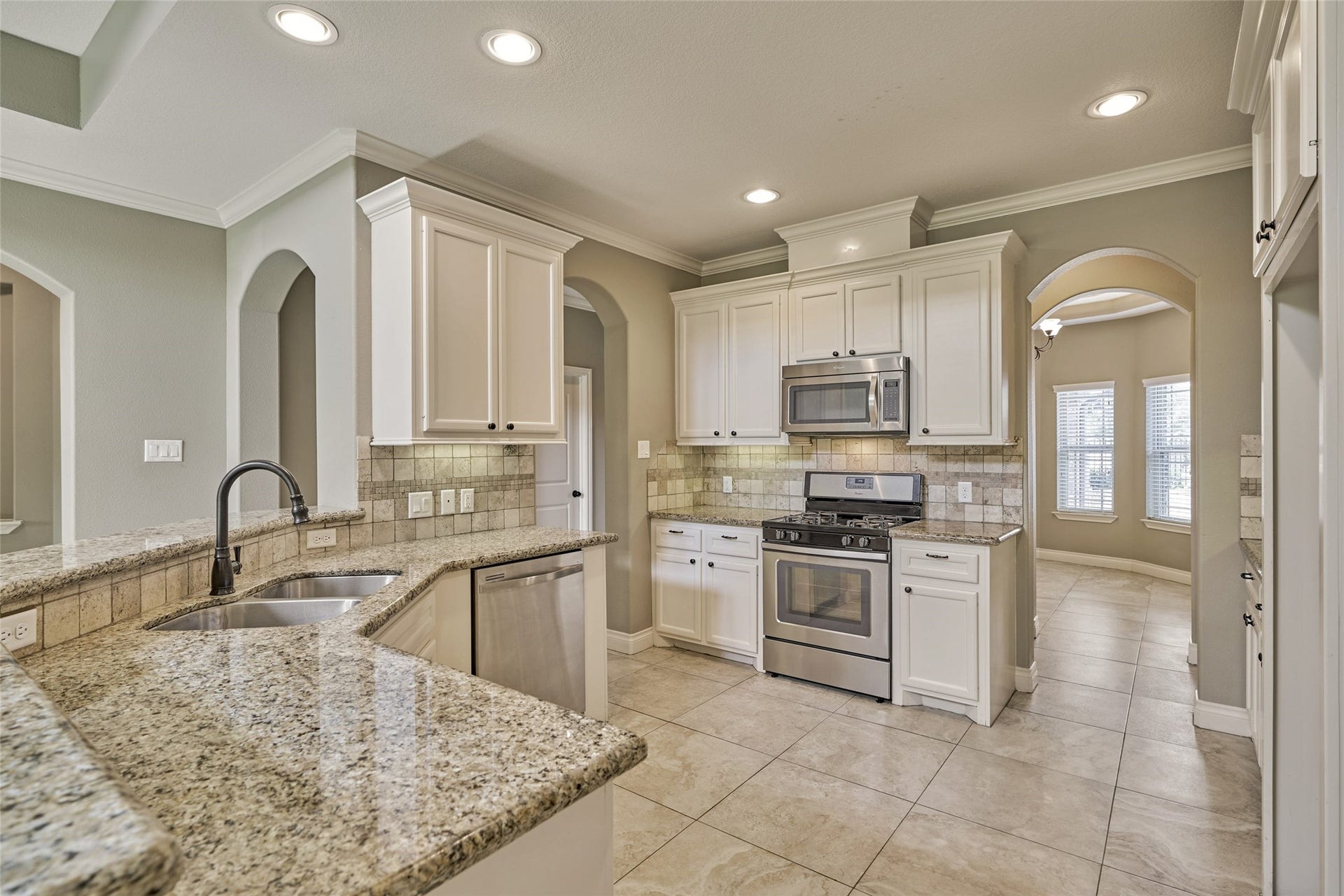 119 Bessie Price Owens Drive, Montgomery, TX 77356 Gleaming granite countertops and stainless steel appliances in this well-built townhome.