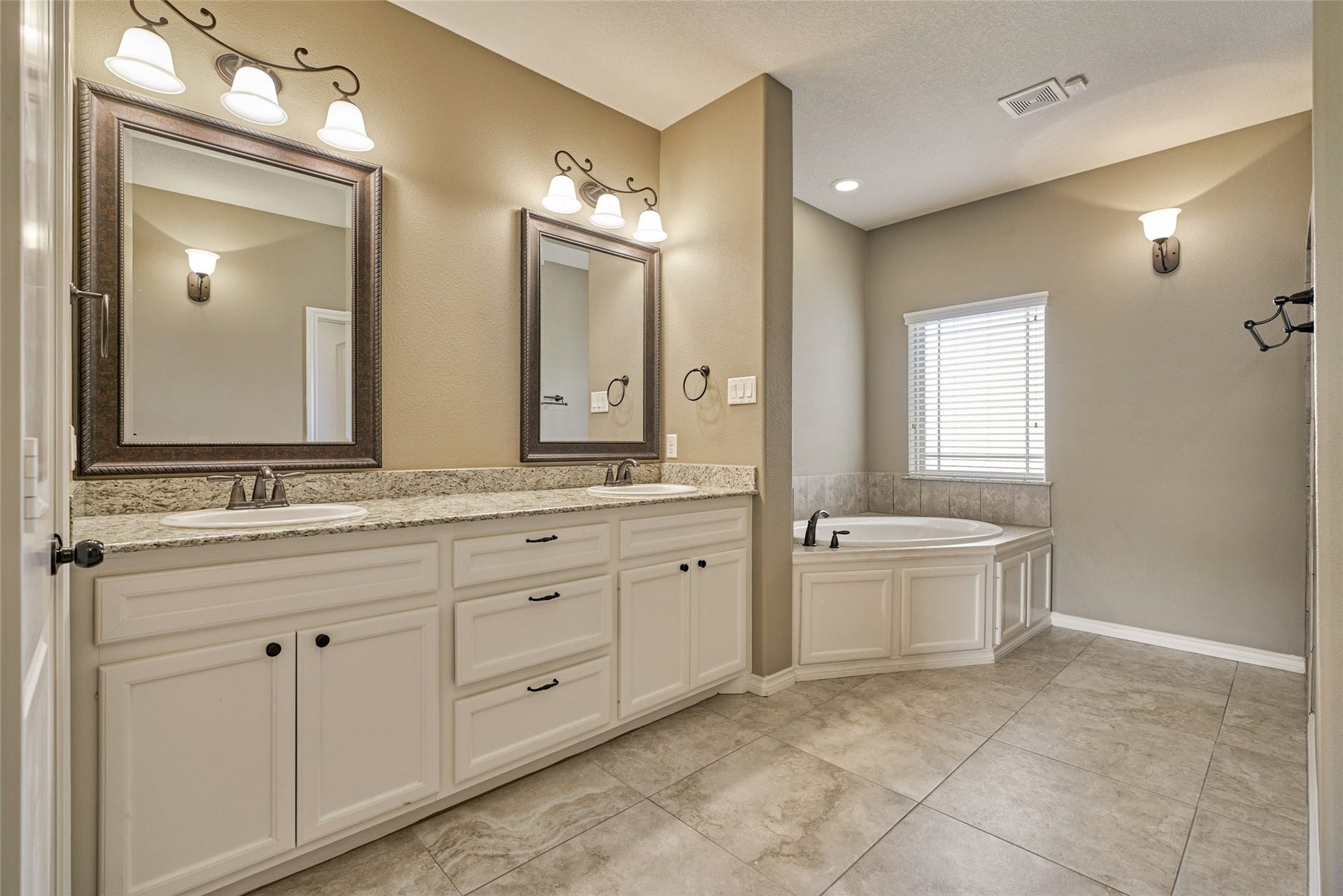 119 Bessie Price Owens Drive, Montgomery, TX 77356 Spa-like primary ensuite with dual vanities, soaker tub and walk-in shower.