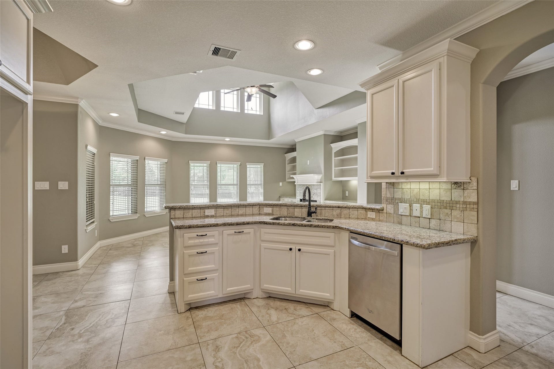 119 Bessie Price Owens Drive, Montgomery, TX 77356 Open concept with 2-story living room keep this space light and bright.