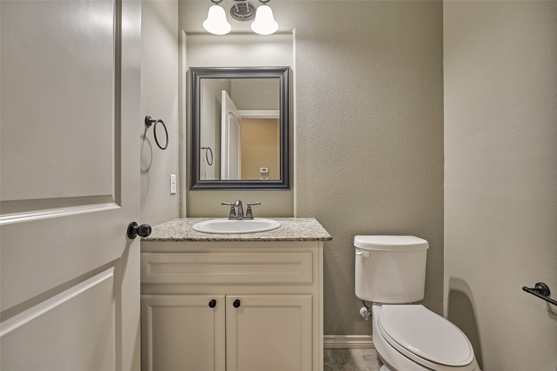 119 Bessie Price Owens Drive, Montgomery, TX 77356 Half bath