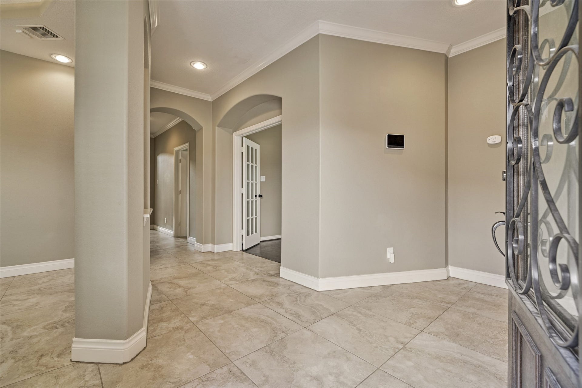 119 Bessie Price Owens Drive, Montgomery, TX 77356 This immaculate townhome features a neutral color palate with tile and hand scraped hardwood flooring.