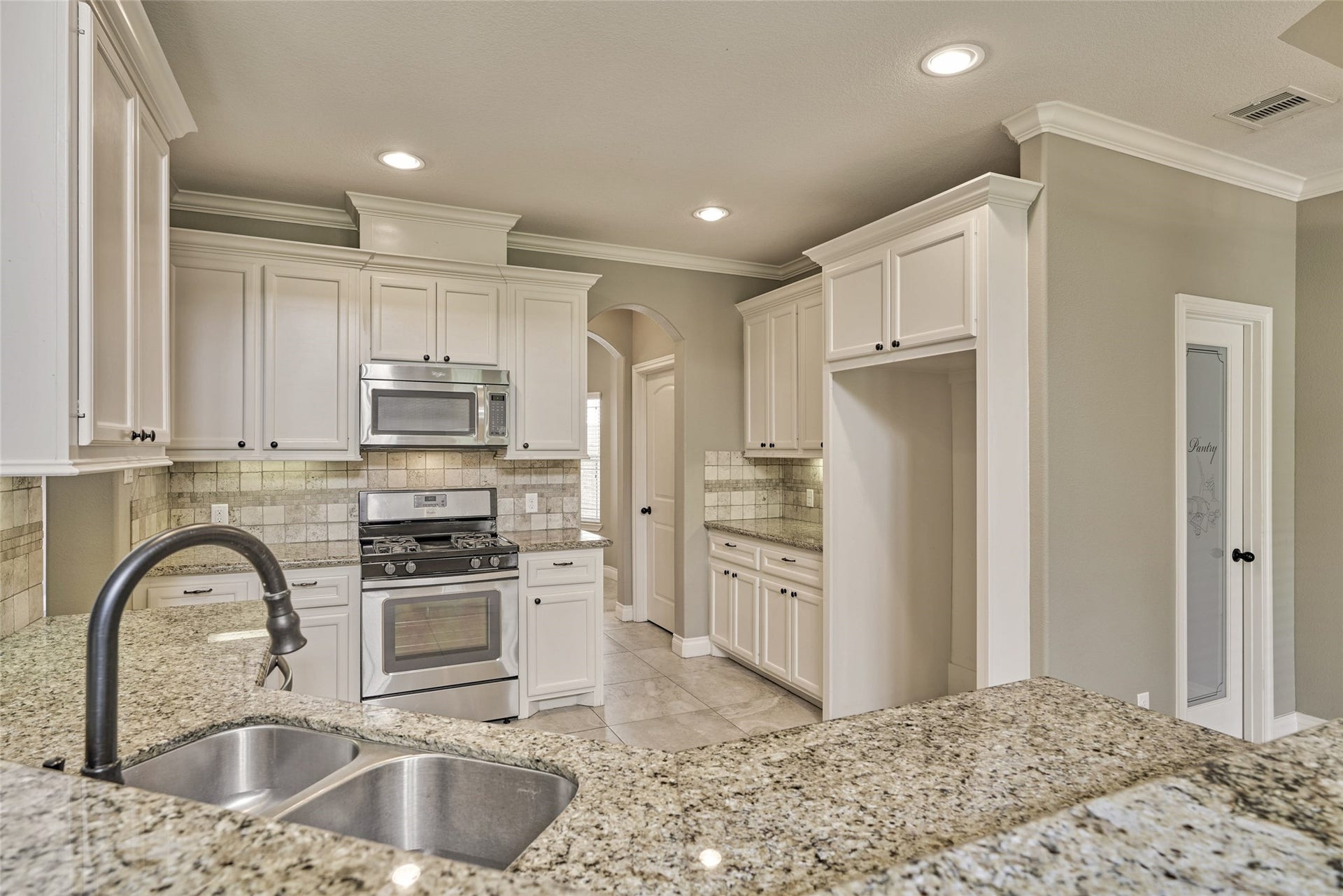 119 Bessie Price Owens Drive, Montgomery, TX 77356 Counterspace galore!