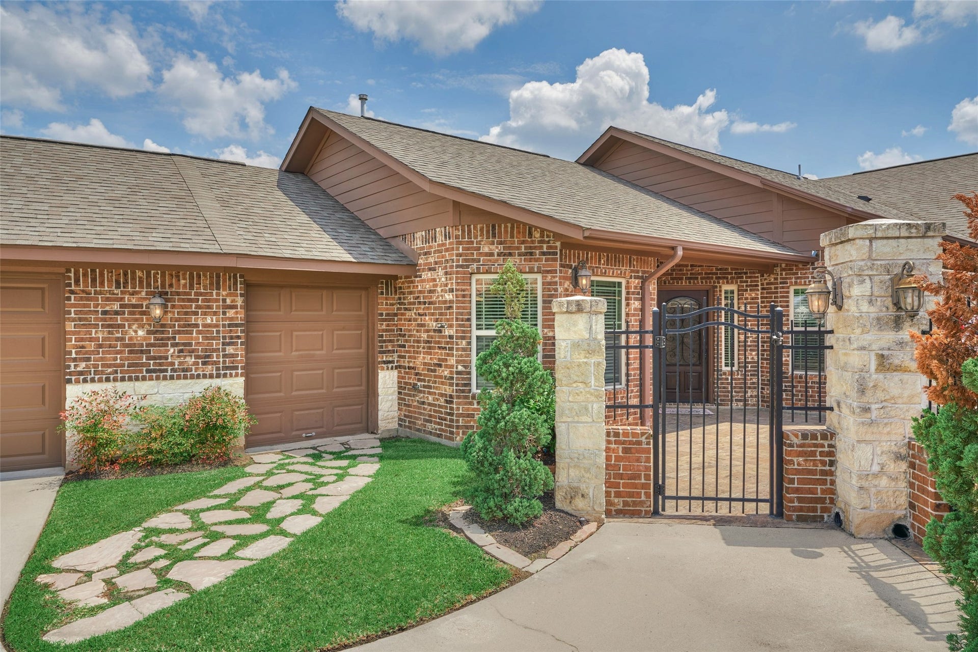 119 Bessie Price Owens Drive, Montgomery, TX 77356 Gated entrance into the private courtyard. To the left of the gate is a stone pathway to the golf cart garage.