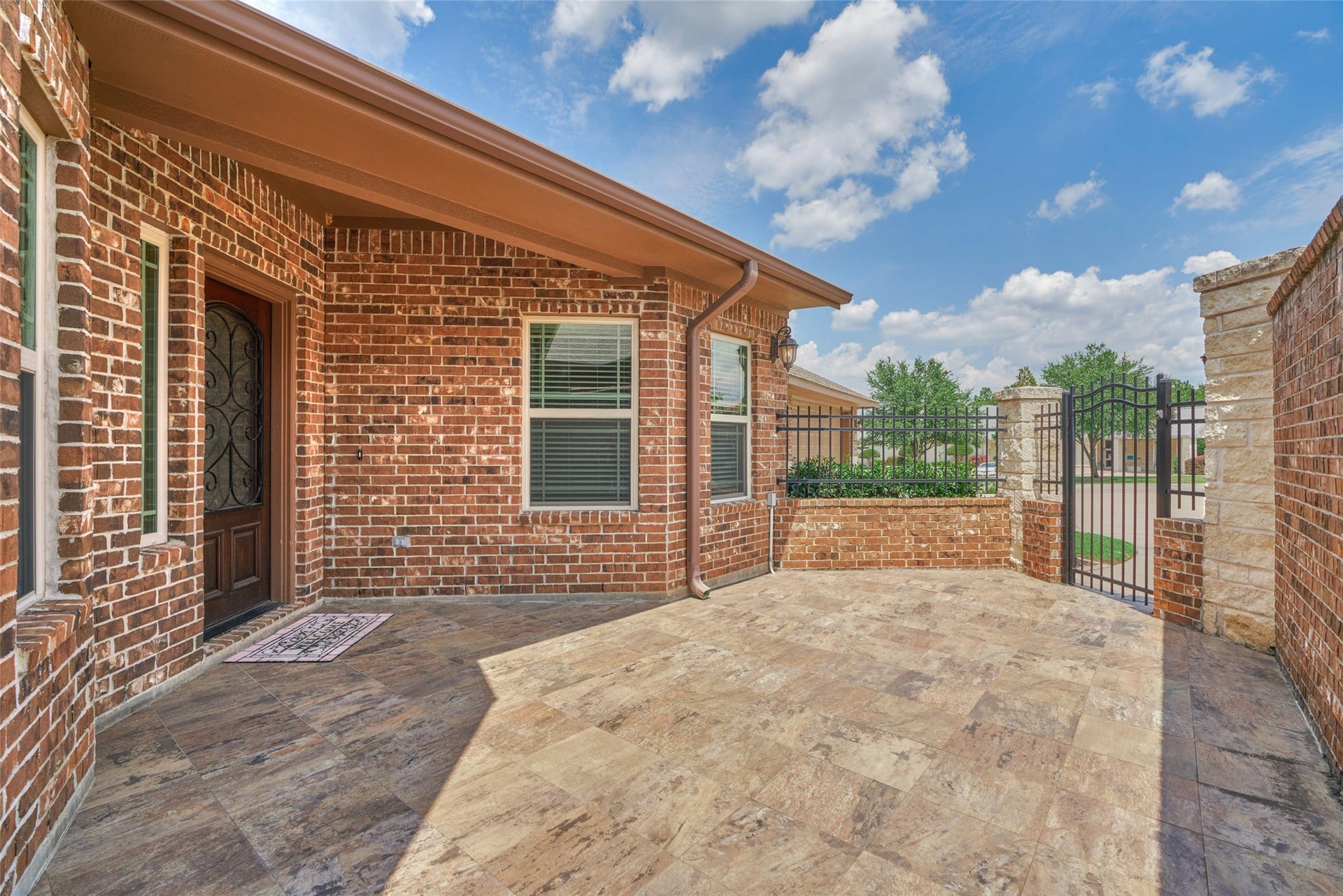 119 Bessie Price Owens Drive, Montgomery, TX 77356 Nice open courtyard/patio to welcome guests or enjoy sunrises and sunsets.