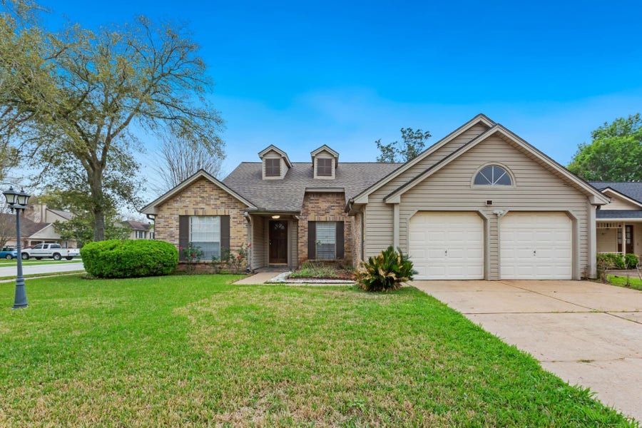 Property photo for 3103 Lazy Brook Drive, Sugar Land, TX