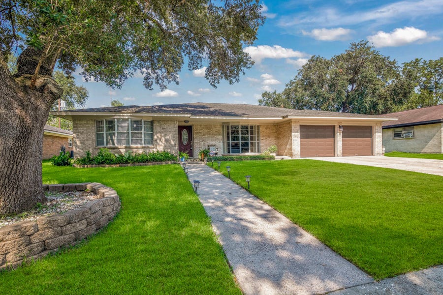 Property photo for 2202 Eaves Drive, Baytown, TX