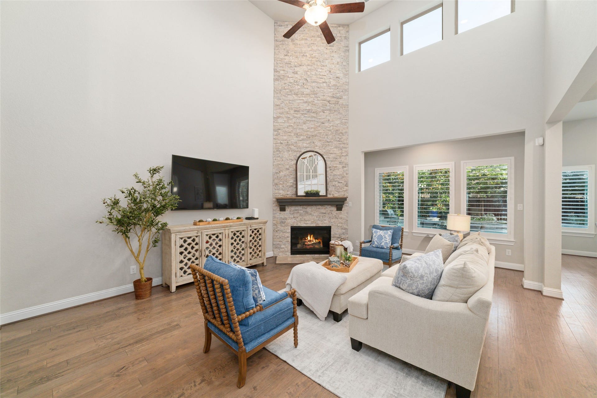 13411 Alpine Mountain Lane, Tomball, TX 77377 Beautiful, large living area, with tons of natural light and views of the backyard.